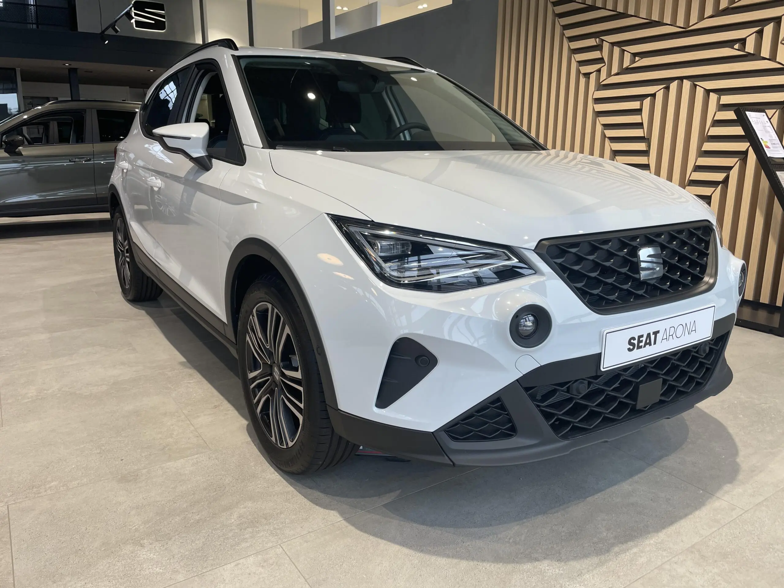 SEAT_ARONA_34-AVANT-DROIT