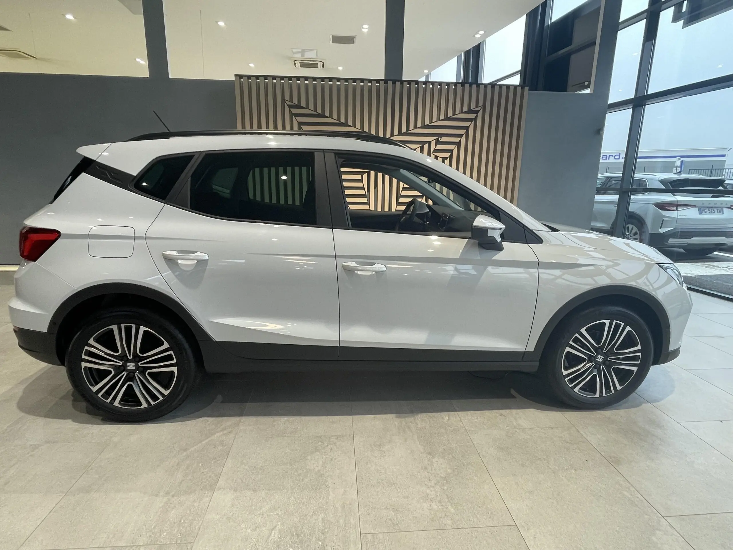 SEAT_ARONA_PROFIL-DROIT