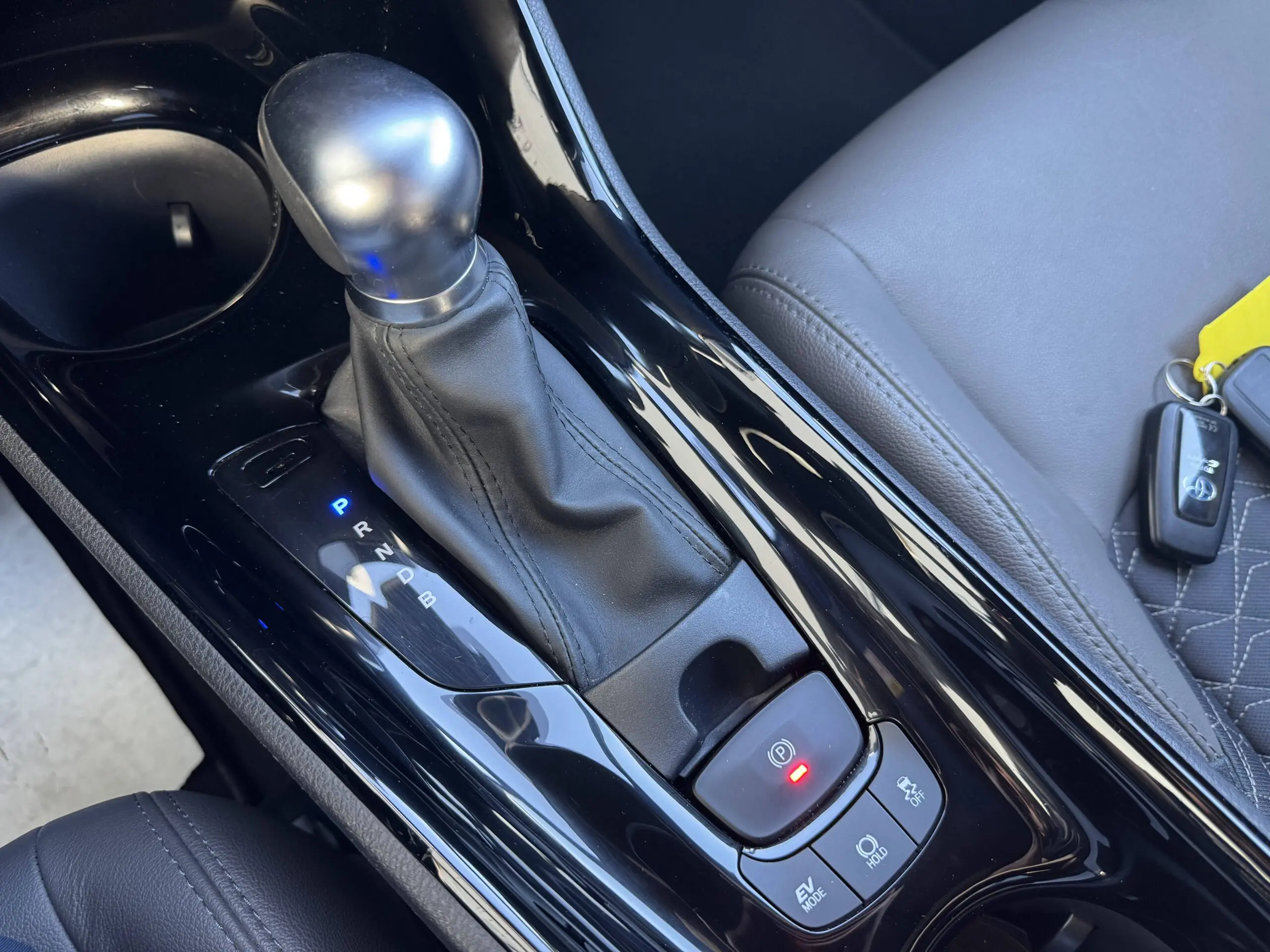 TOYOTA_C-HR-HYBRIDE-MY20