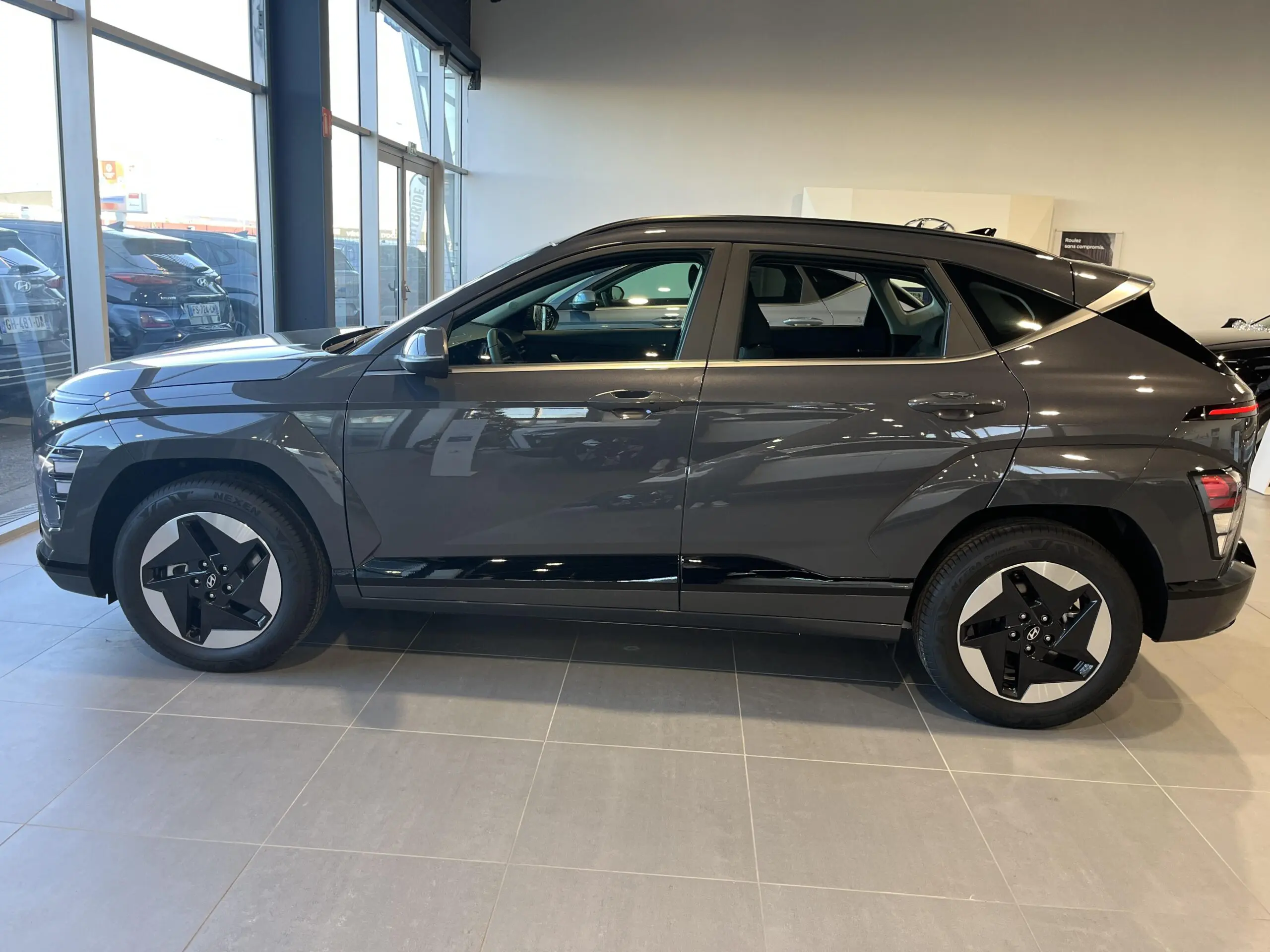 HYUNDAI_KONA-ELECTRIC_PROFIL-GAUCHE
