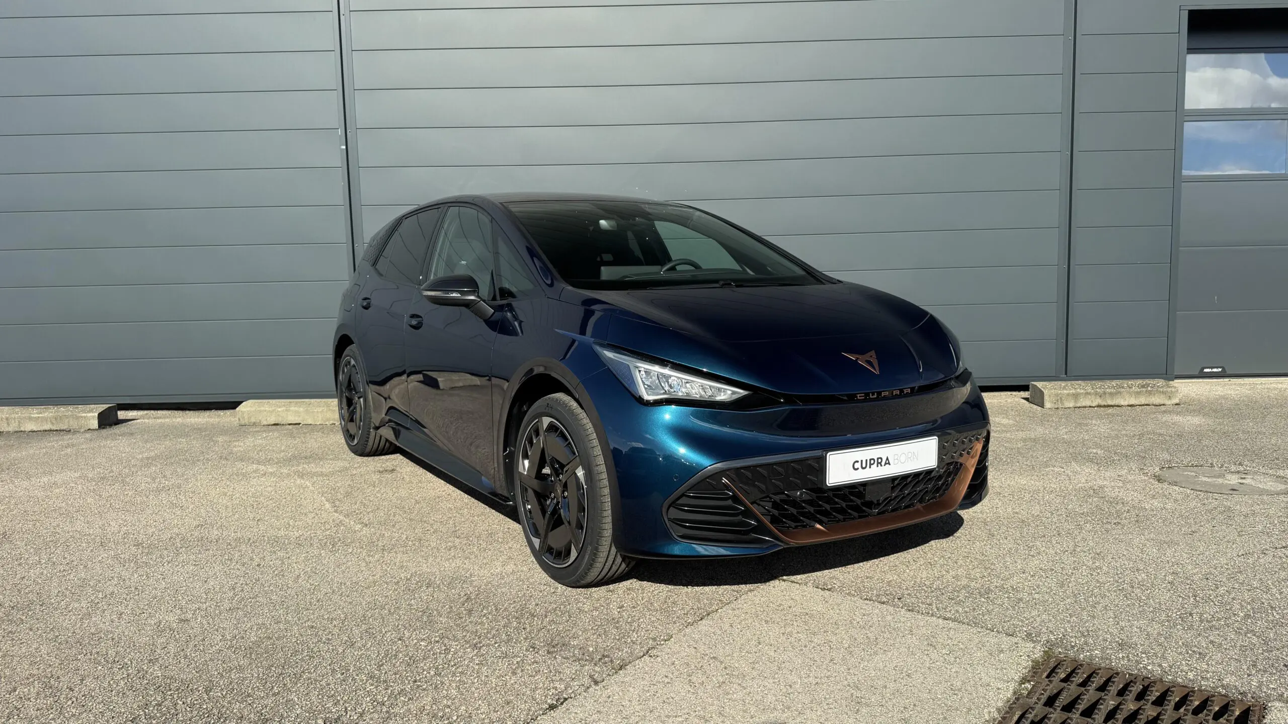 CUPRA_BORN_34-AVANT-DROIT