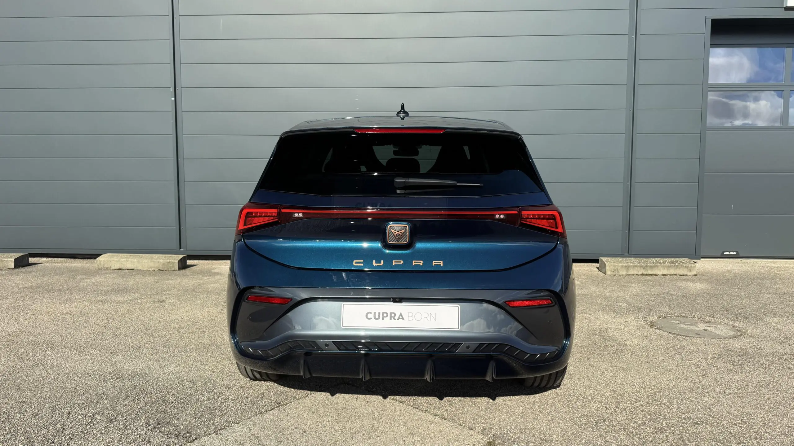 CUPRA_BORN_FACE-ARRIERE