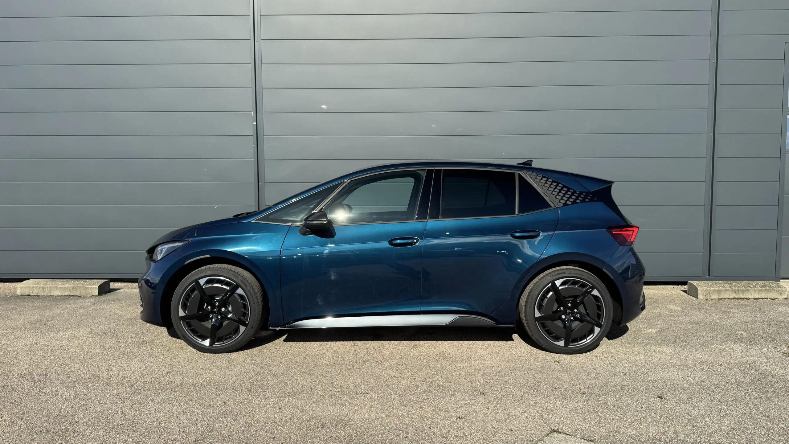 CUPRA_BORN_PROFIL-GAUCHE