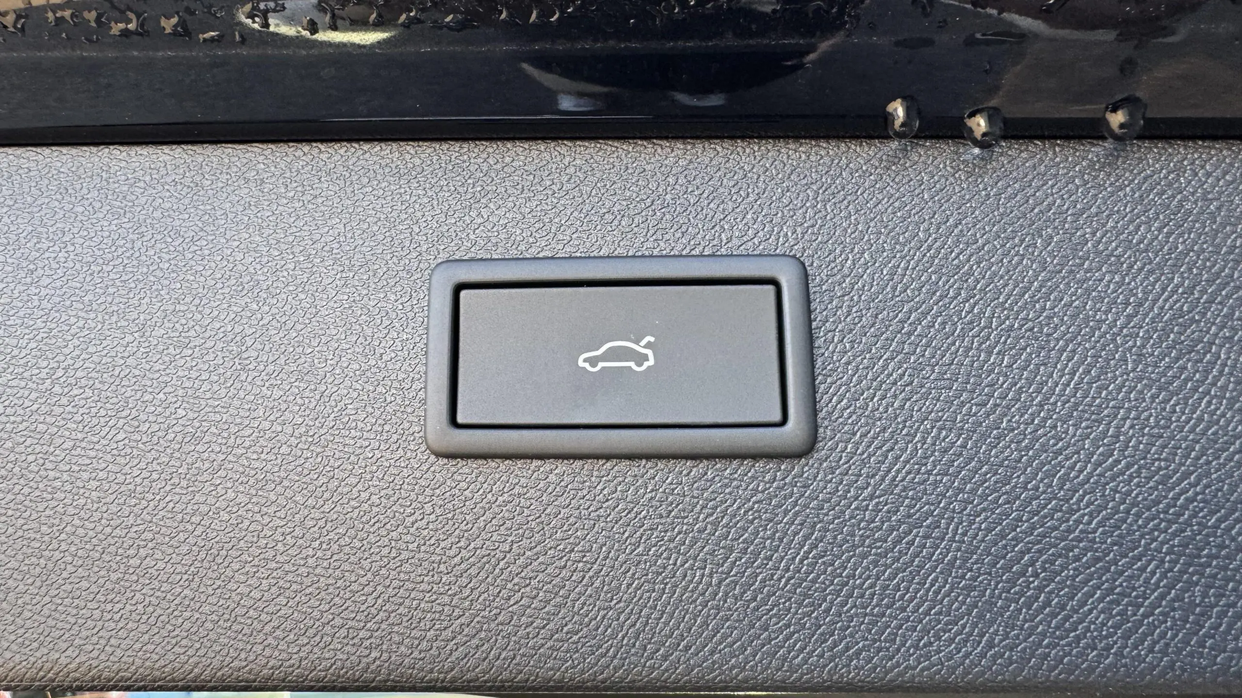 CUPRA_FORMENTOR_COMMANDE-DE-COFFRE