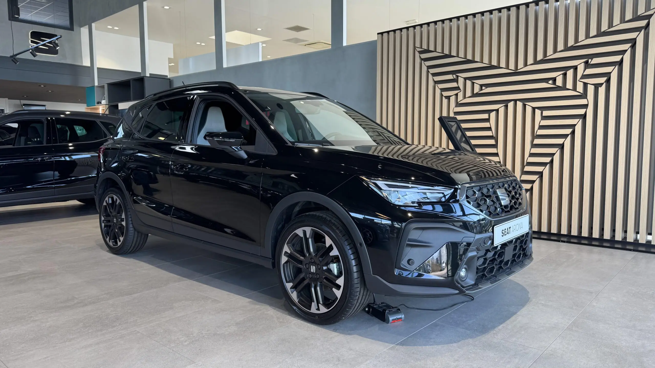 SEAT_ARONA_34-AVANT-DROIT