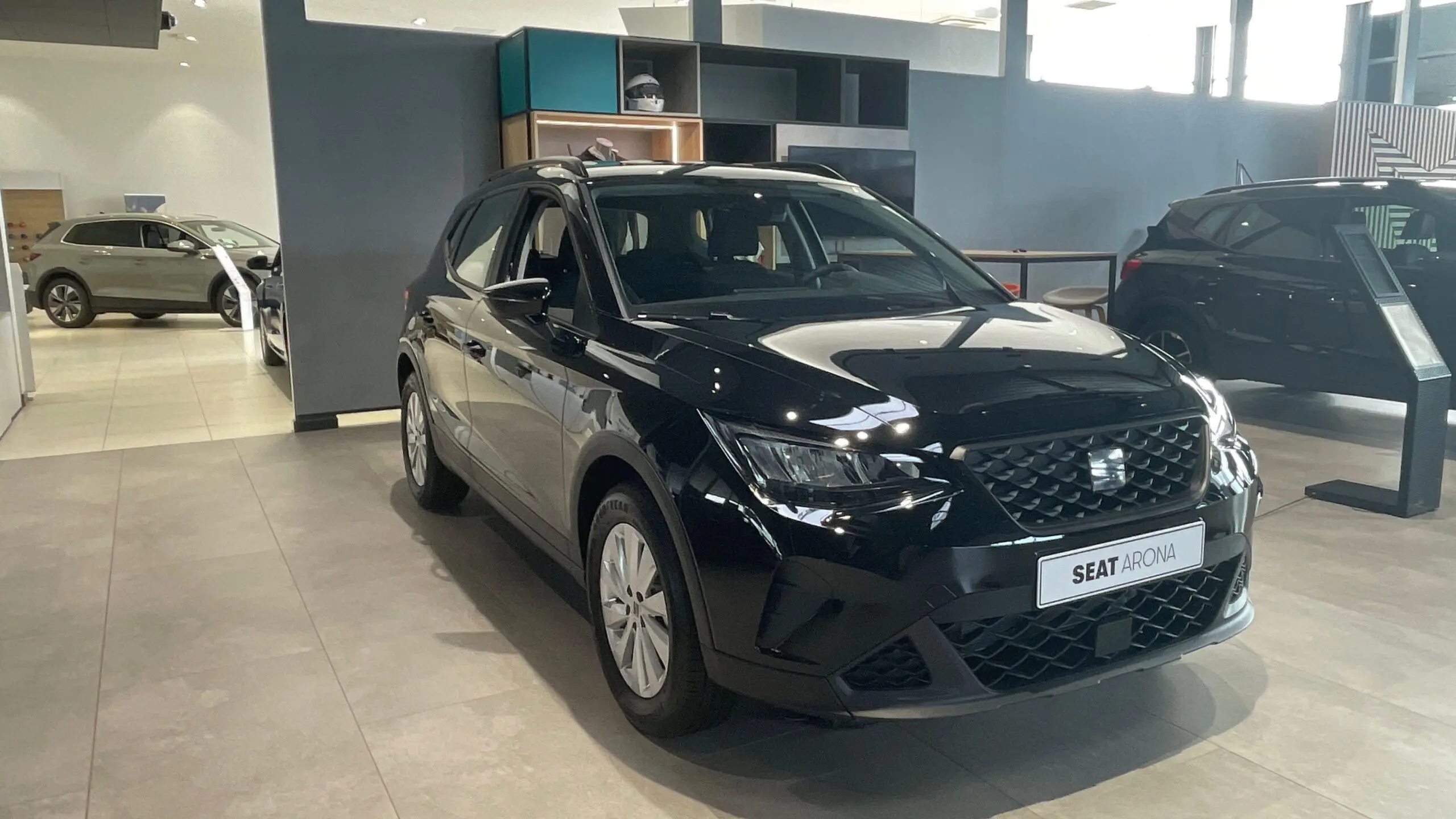 SEAT_ARONA_34-AVANT-DROIT