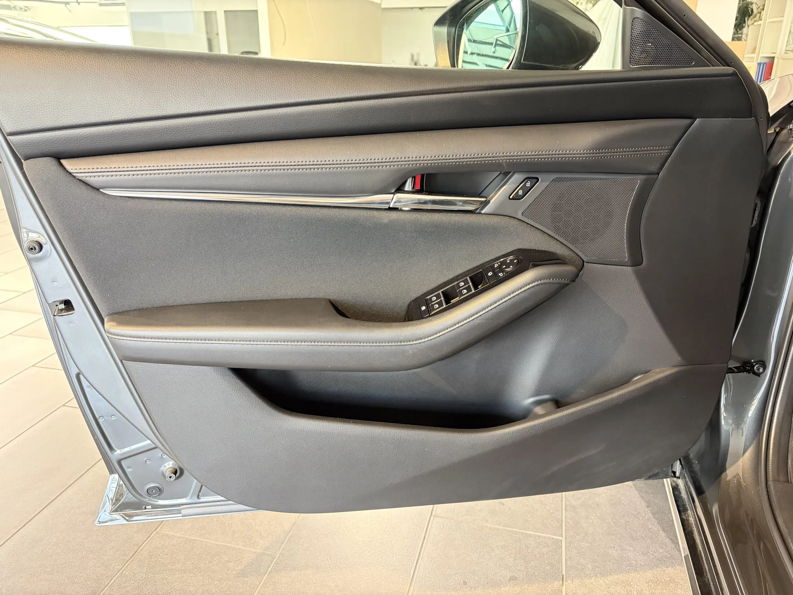 MAZDA_MAZDA3-5-PORTES-2020_PANNEAU-DE-PORTE-AVANT-GAUCHE