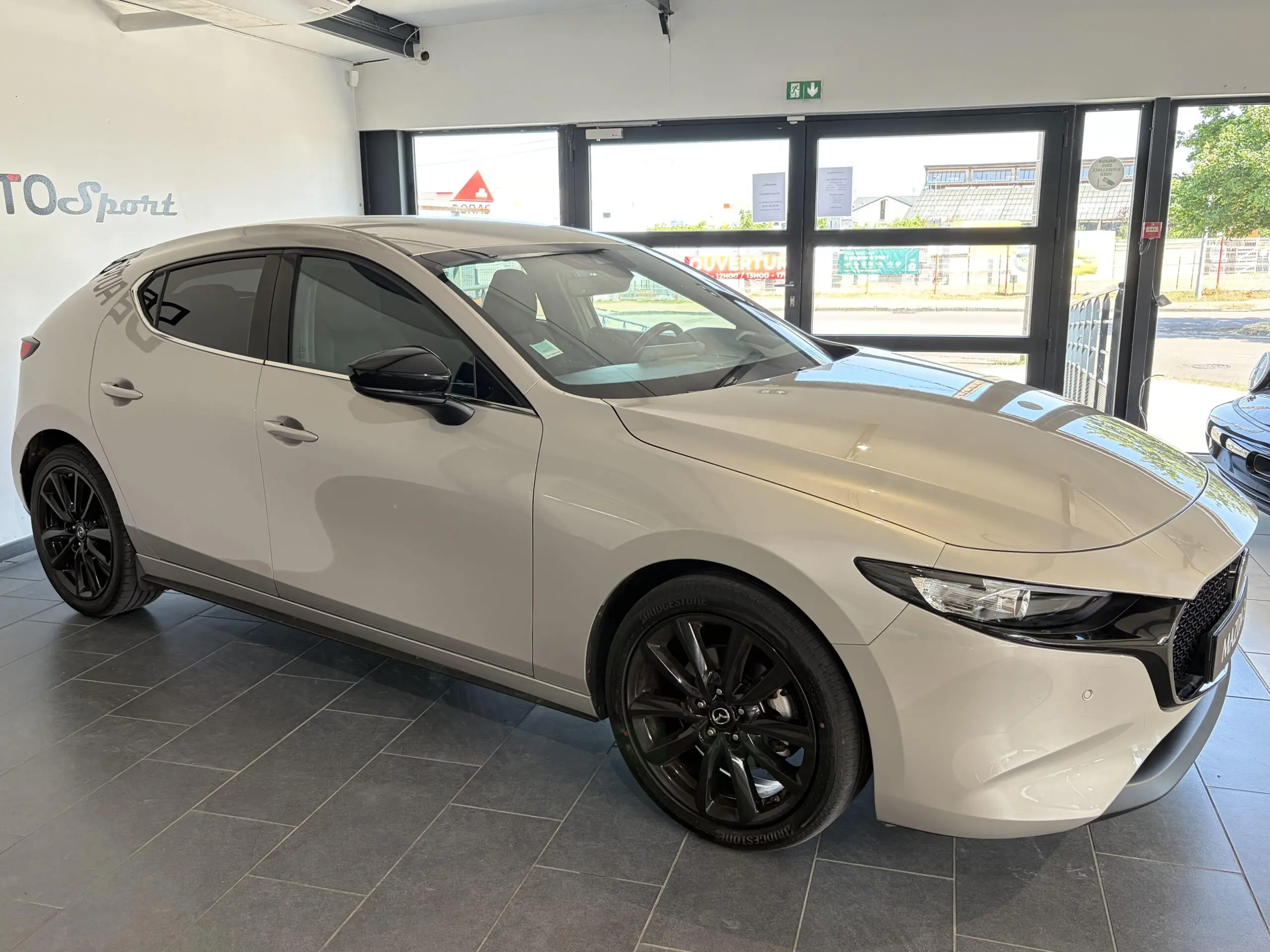 MAZDA_MAZDA3-5-PORTES-2024_34-AVANT-DROIT