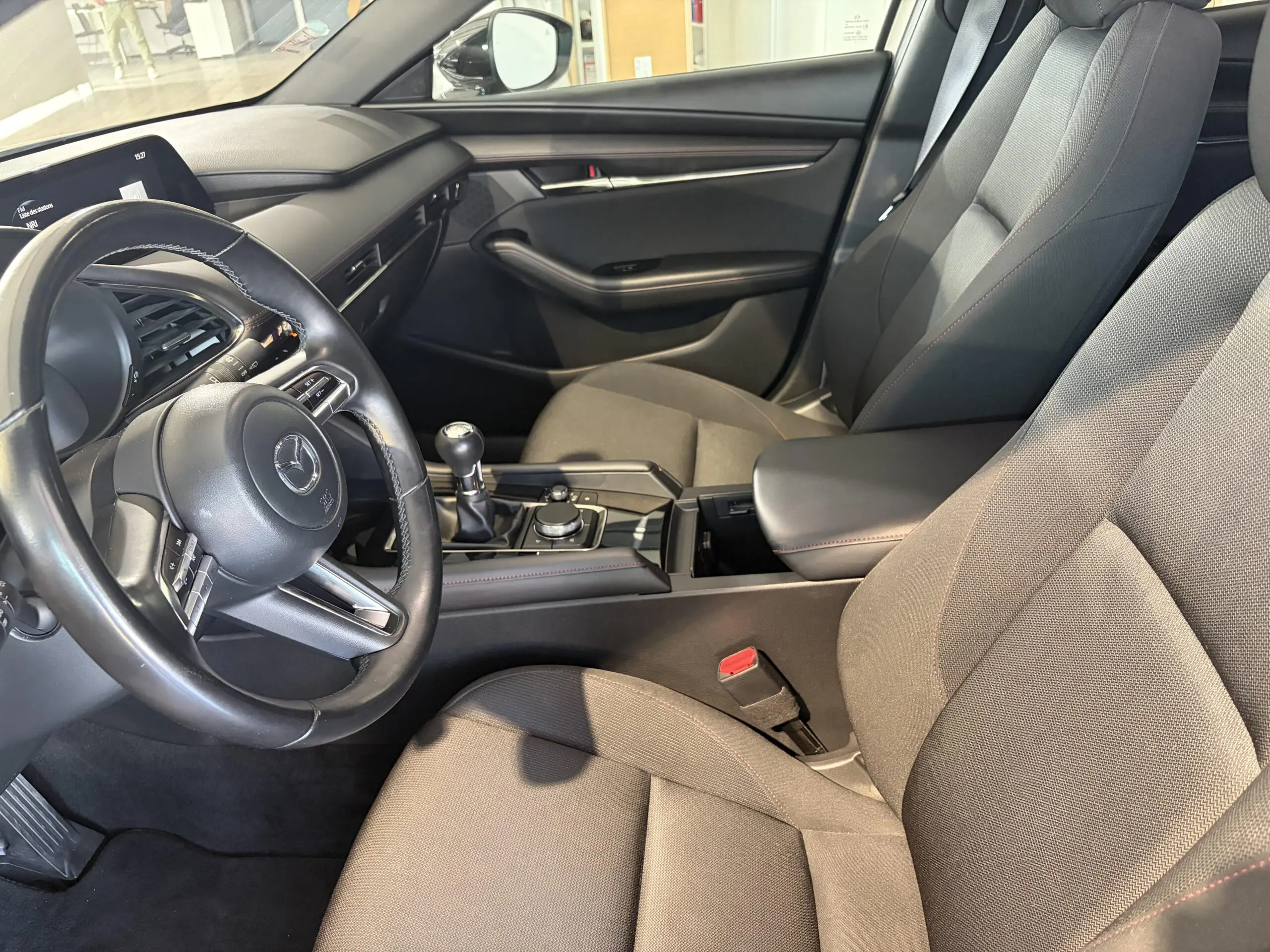 MAZDA_MAZDA3-5-PORTES-2024_ASSISE-ARRIERE-CENTRALE