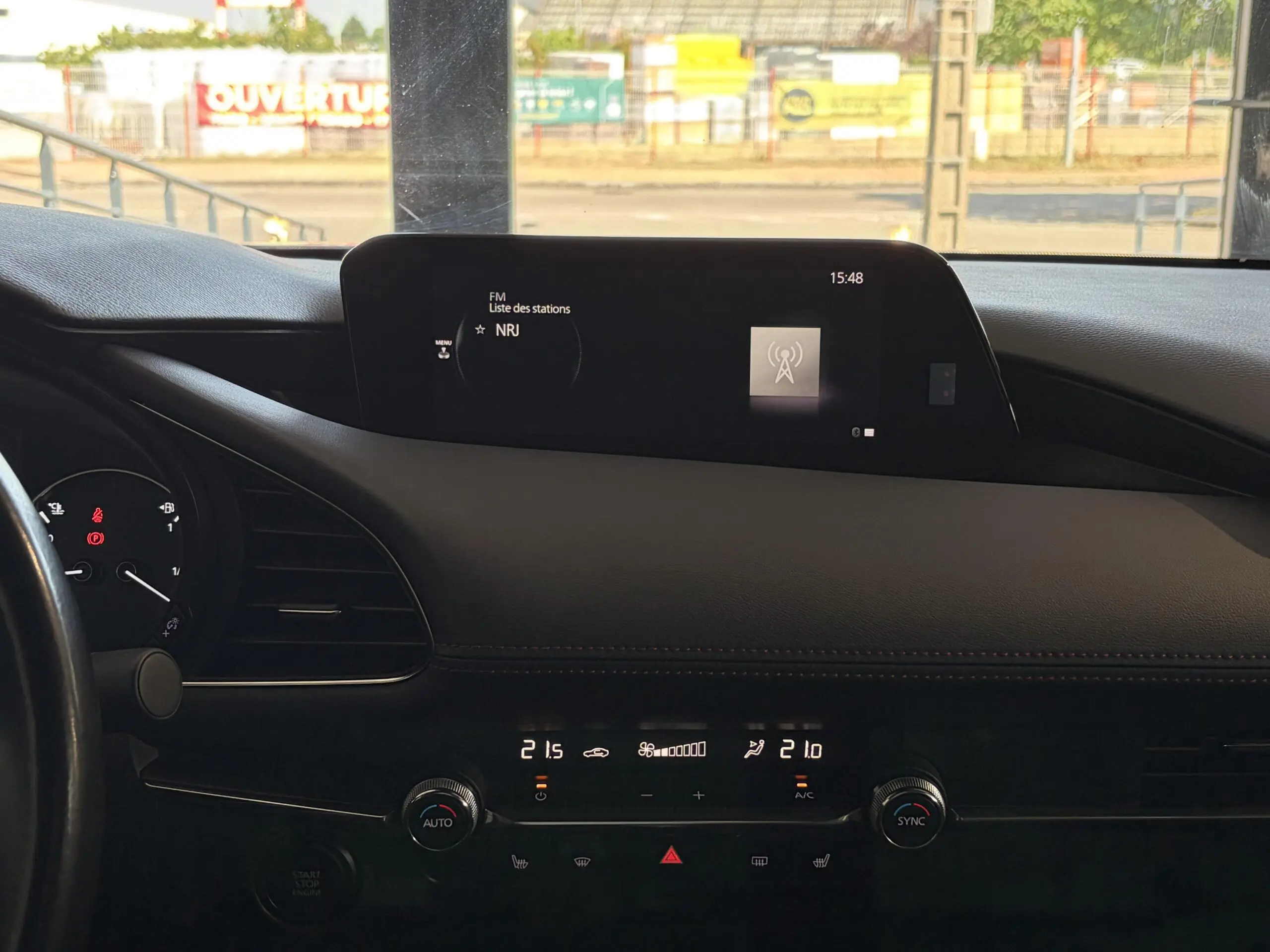 MAZDA_MAZDA3-5-PORTES-2024_CONSOLE-CENTRALE