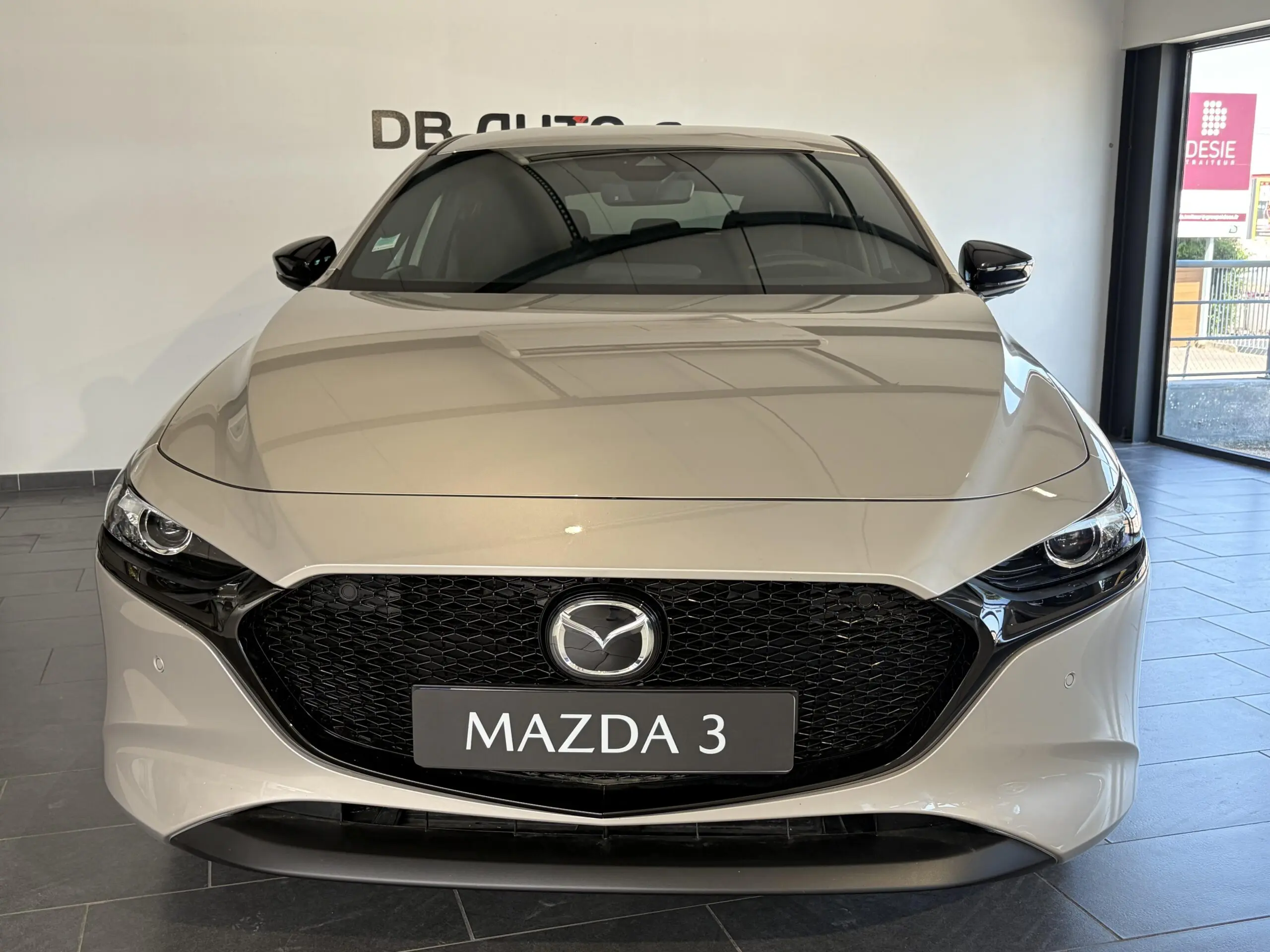 MAZDA_MAZDA3-5-PORTES-2024_FACE-AVANT
