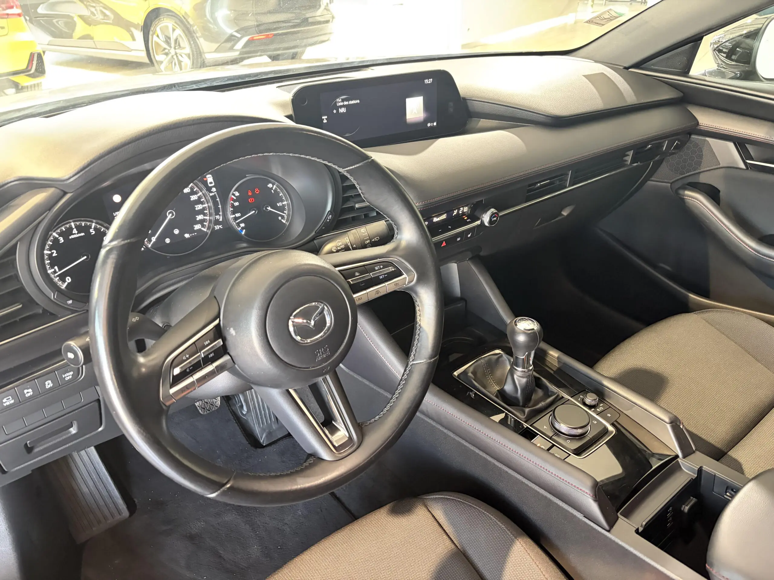 MAZDA_MAZDA3-5-PORTES-2024_INTERIEUR-CONDUCTEUR