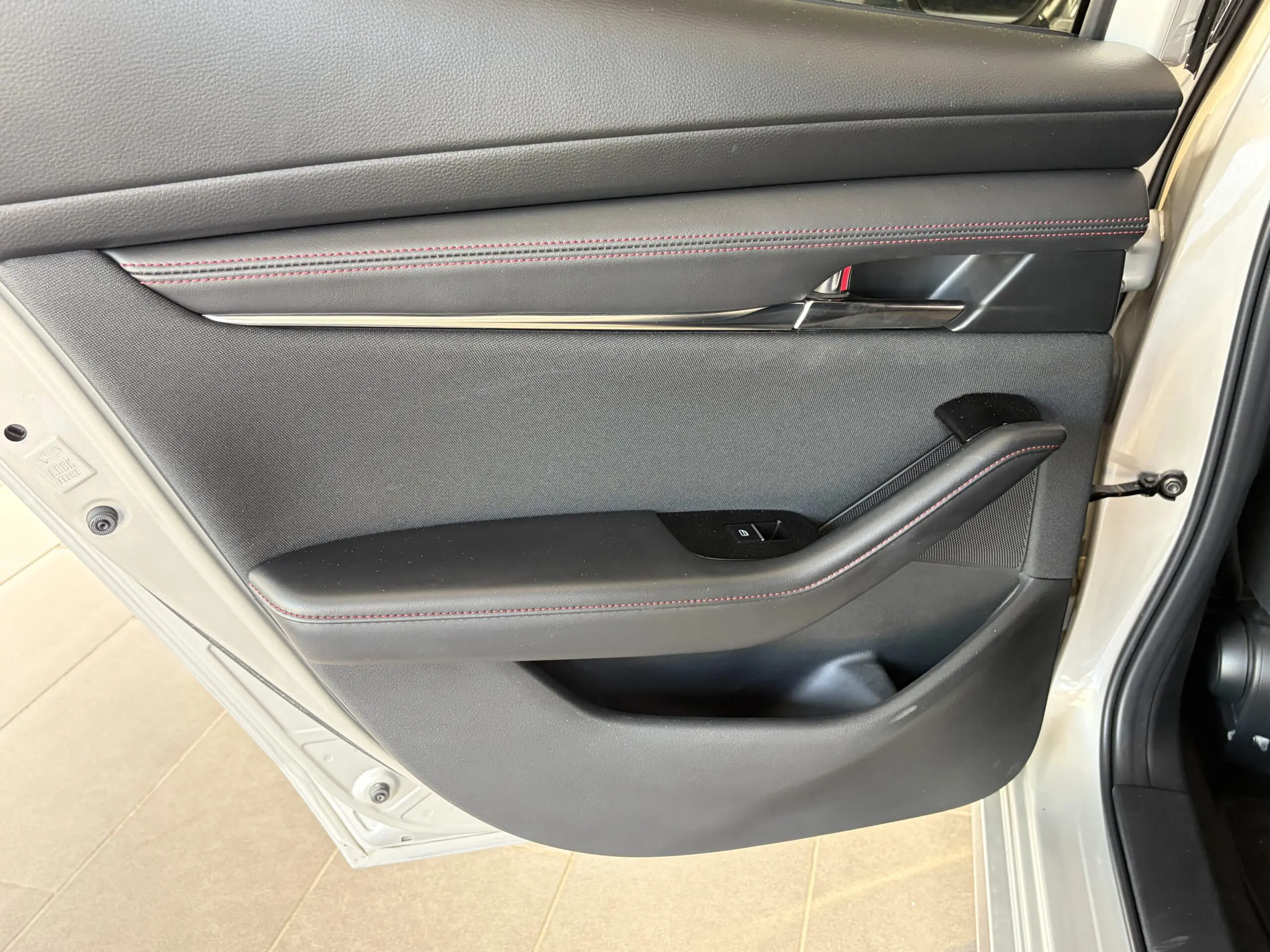 MAZDA_MAZDA3-5-PORTES-2024_PANNEAU-DE-PORTE-ARRIERE-GAUCHE