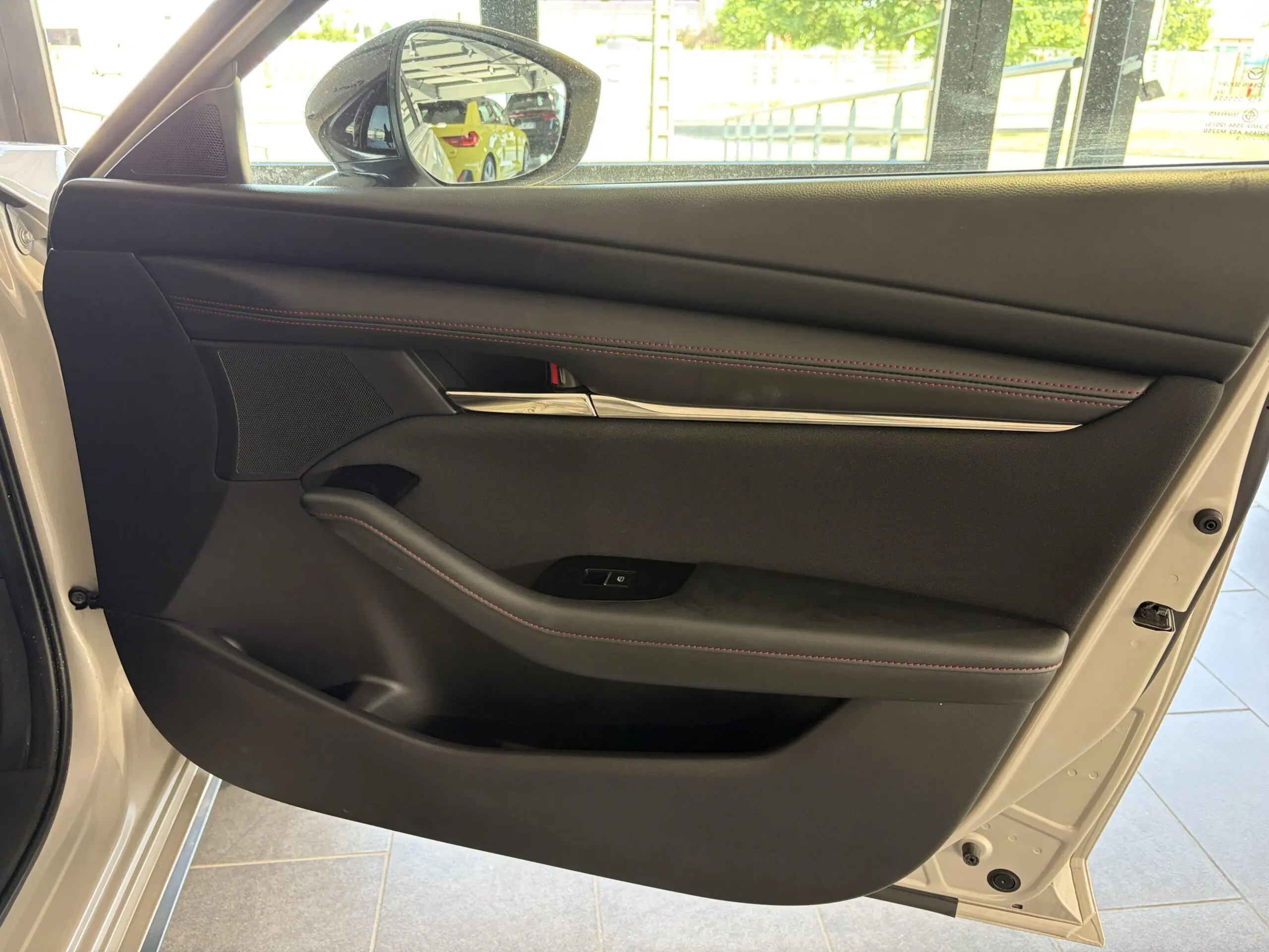MAZDA_MAZDA3-5-PORTES-2024_PANNEAU-DE-PORTE-AVANT-DROIT