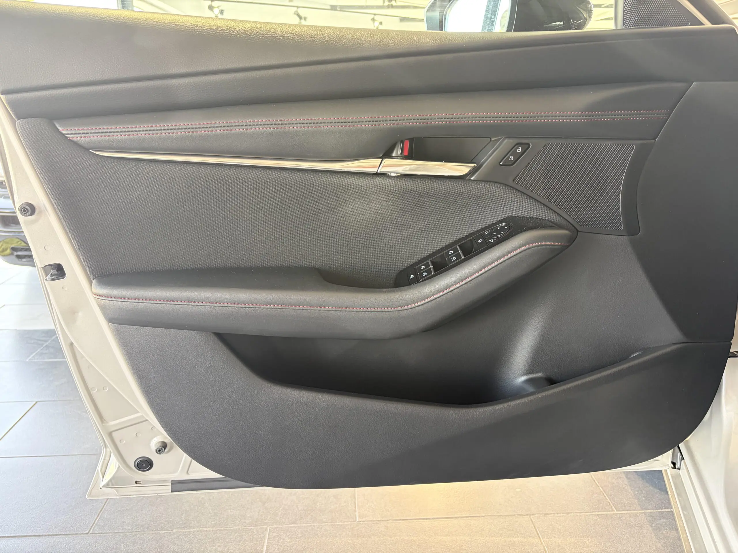 MAZDA_MAZDA3-5-PORTES-2024_PANNEAU-DE-PORTE-AVANT-GAUCHE