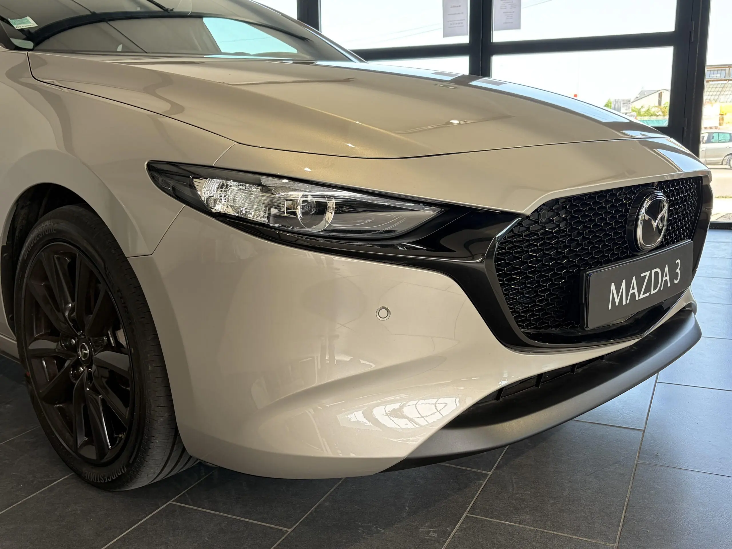 MAZDA_MAZDA3-5-PORTES-2024_PNEU-ARRIERE-GAUCHE