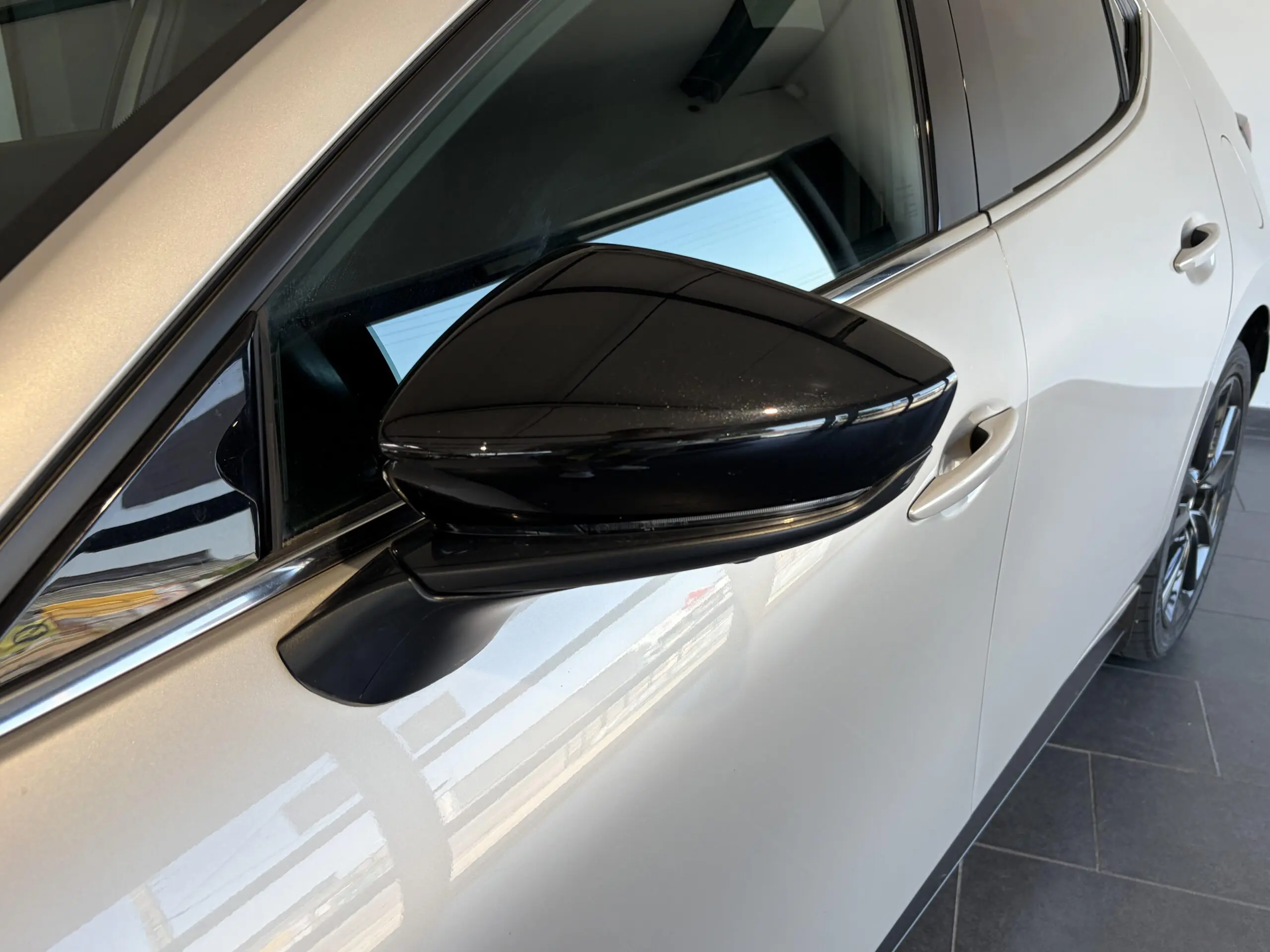 MAZDA_MAZDA3-5-PORTES-2024_PNEU-AVANT-GAUCHE