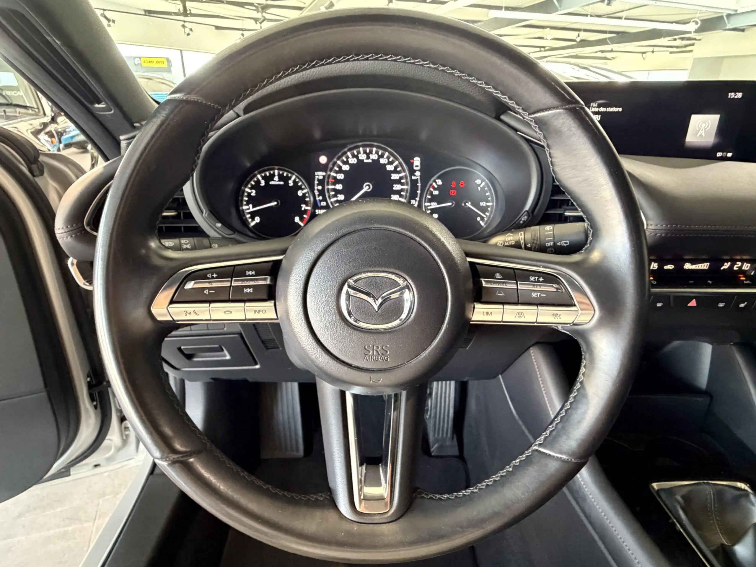 MAZDA_MAZDA3-5-PORTES-2024_POSTE-DE-PILOTAGE