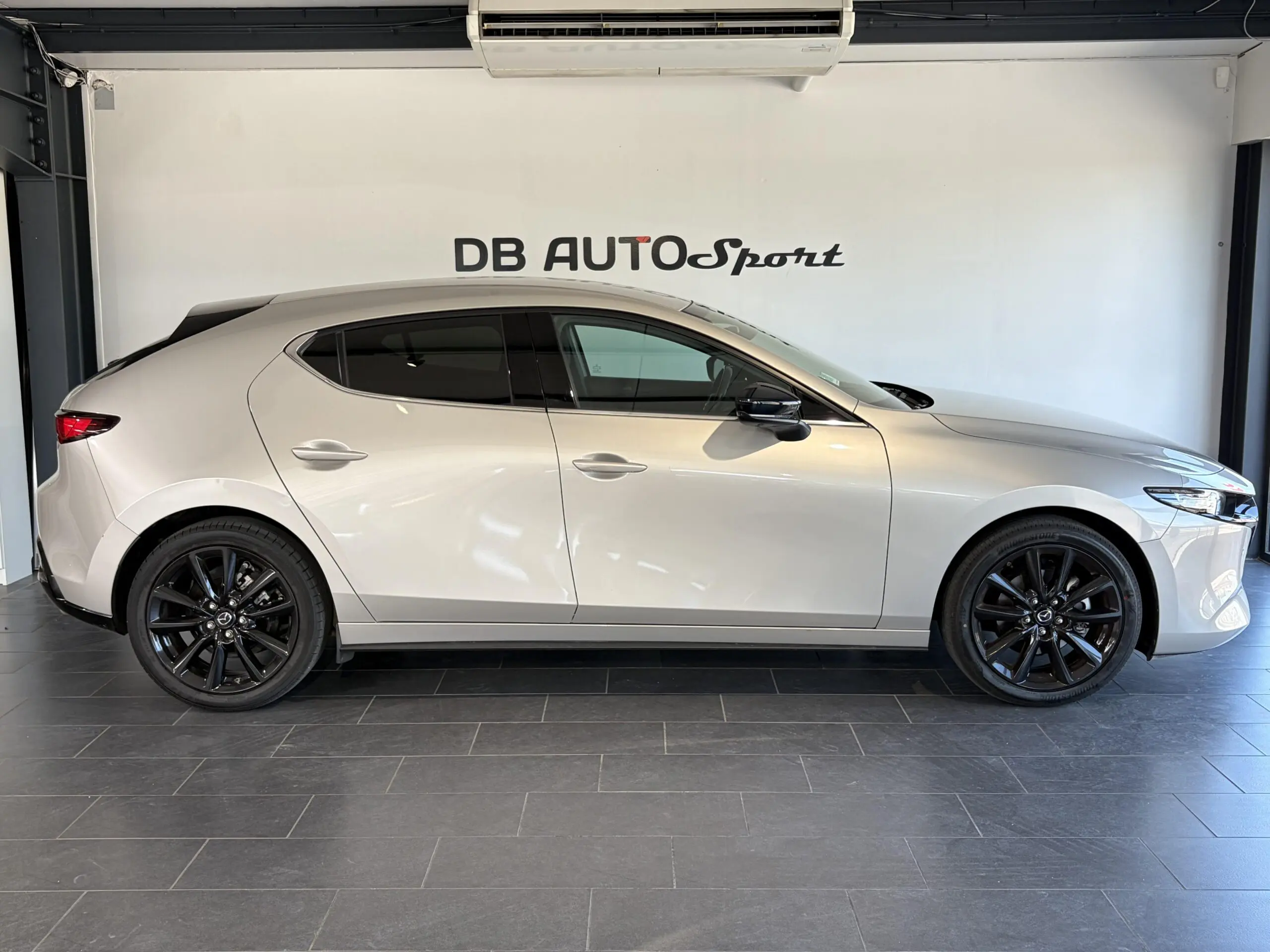 MAZDA_MAZDA3-5-PORTES-2024_PROFIL-DROIT