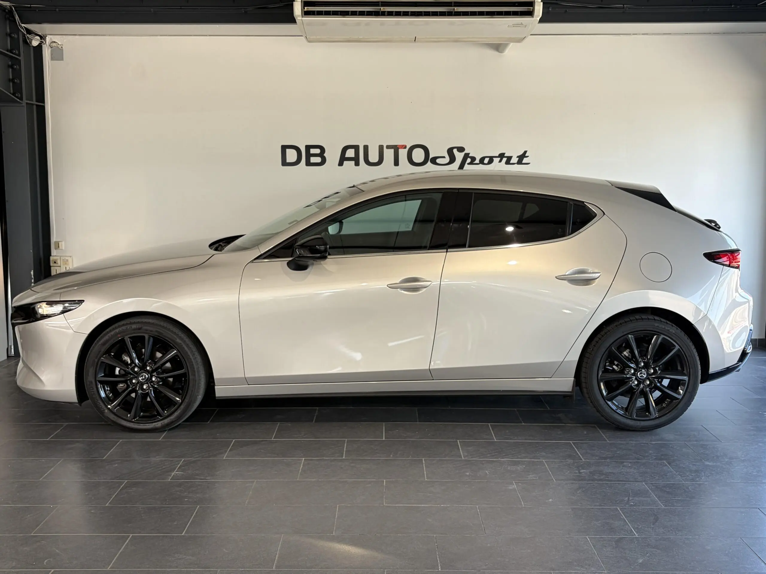 MAZDA_MAZDA3-5-PORTES-2024_PROFIL-GAUCHE