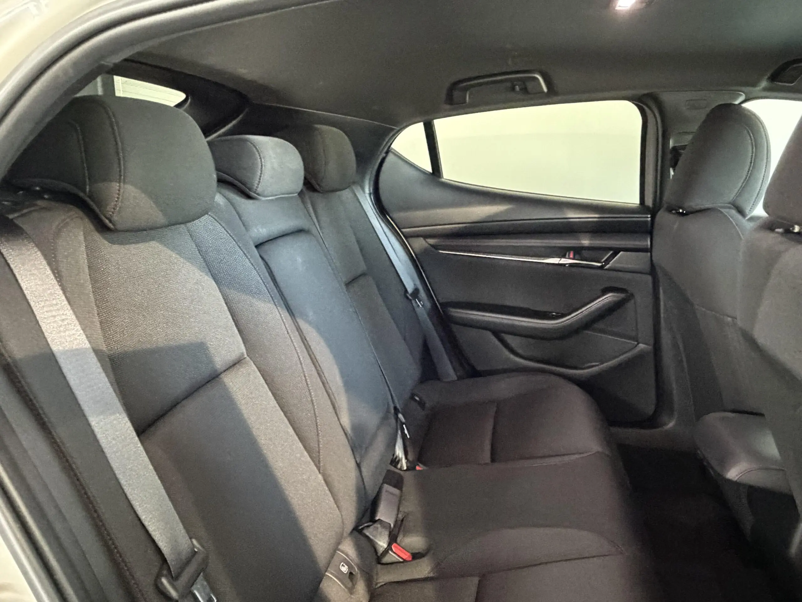 MAZDA_MAZDA3-5-PORTES-2024_SIEGE-ARRIERE-DROIT