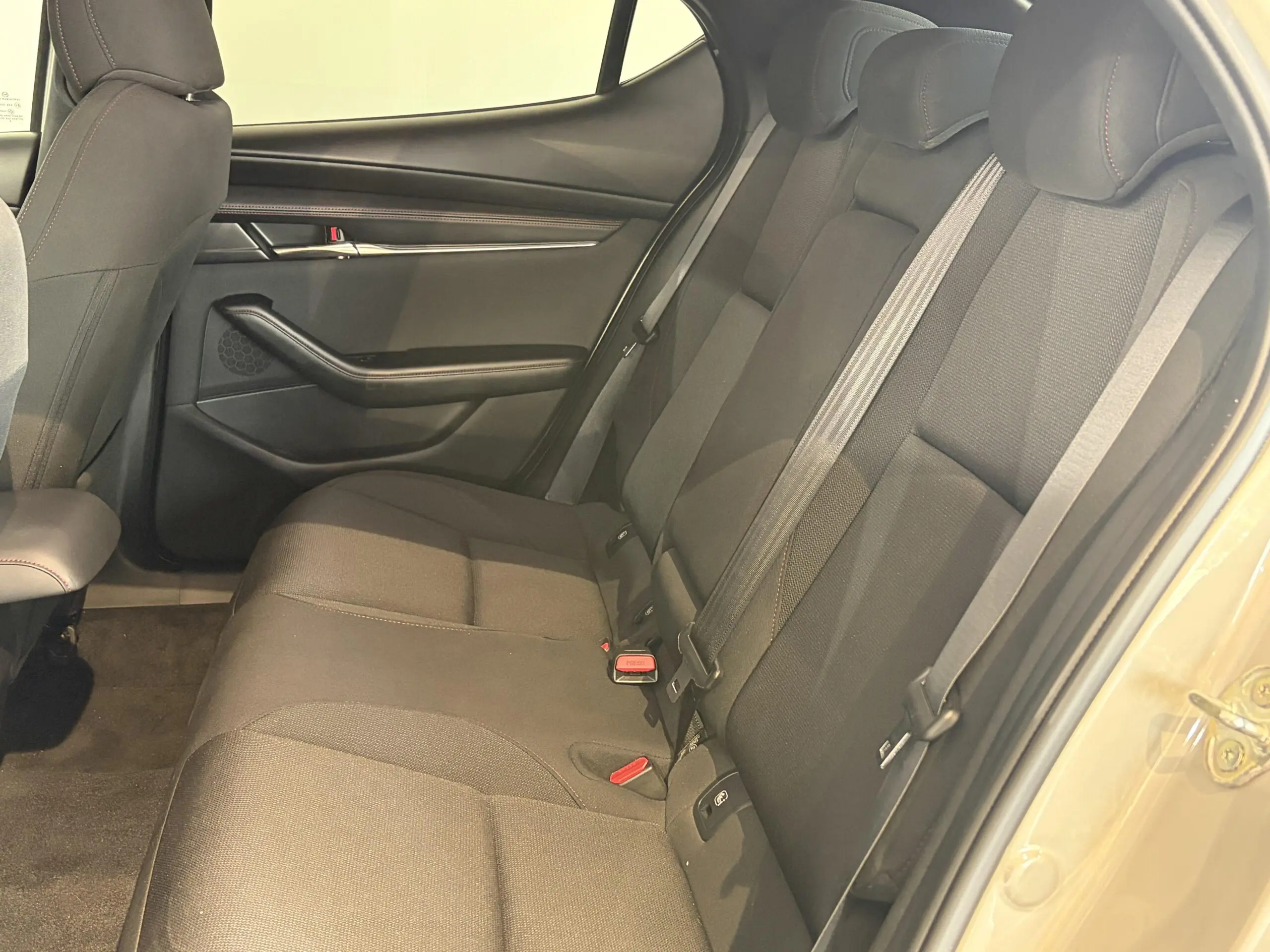 MAZDA_MAZDA3-5-PORTES-2024_SIEGE-ARRIERE-GAUCHE