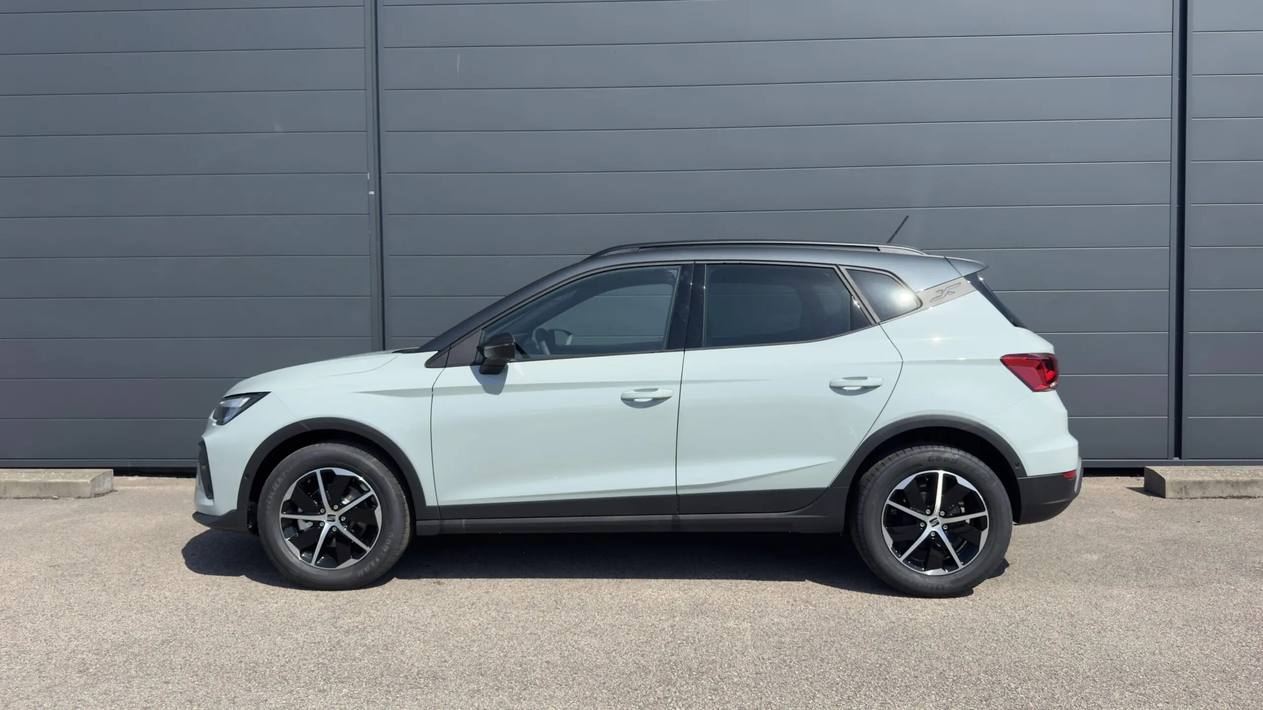 SEAT_ARONA_PROFIL-GAUCHE