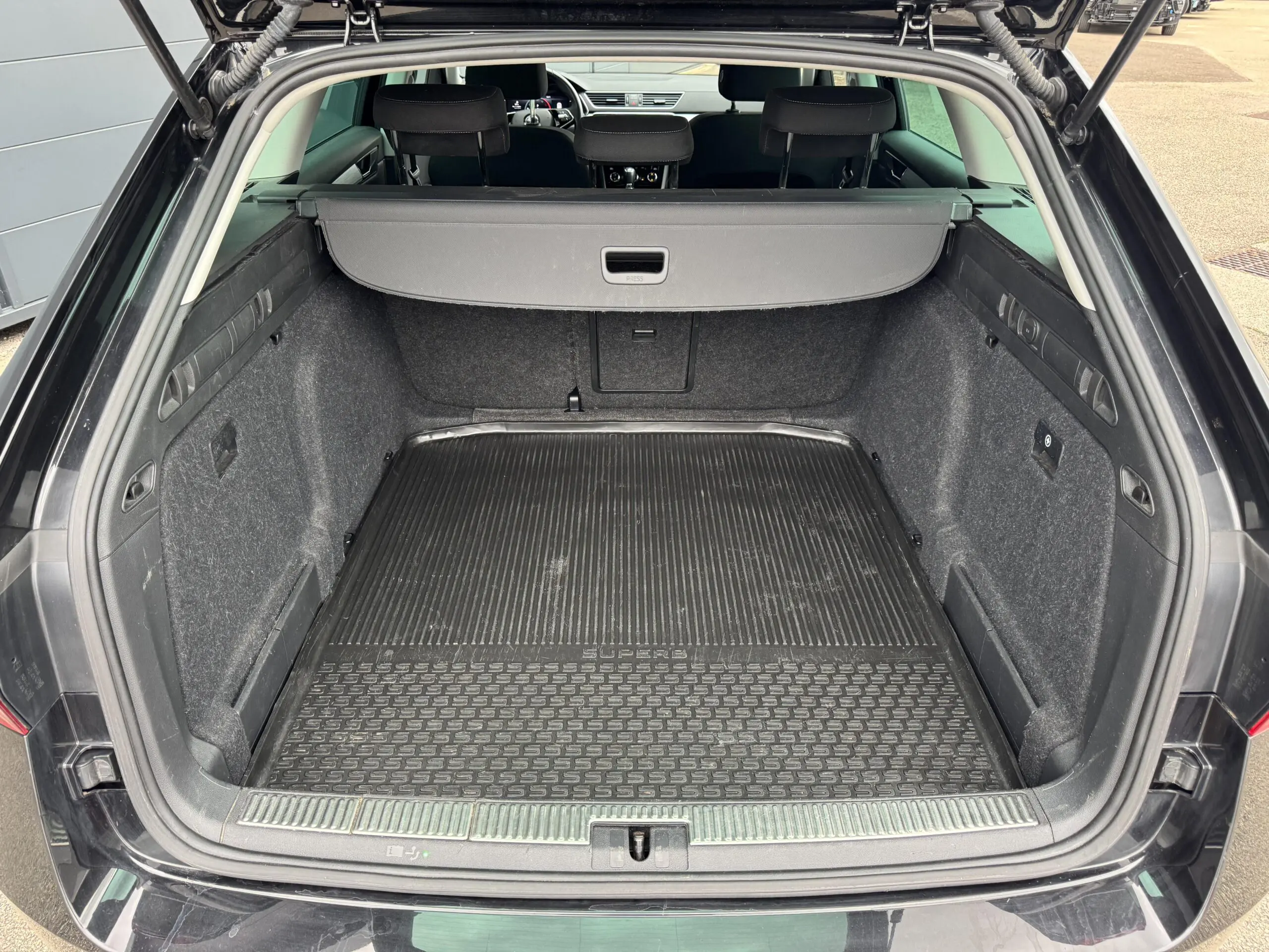 SKODA_SUPERB-COMBI