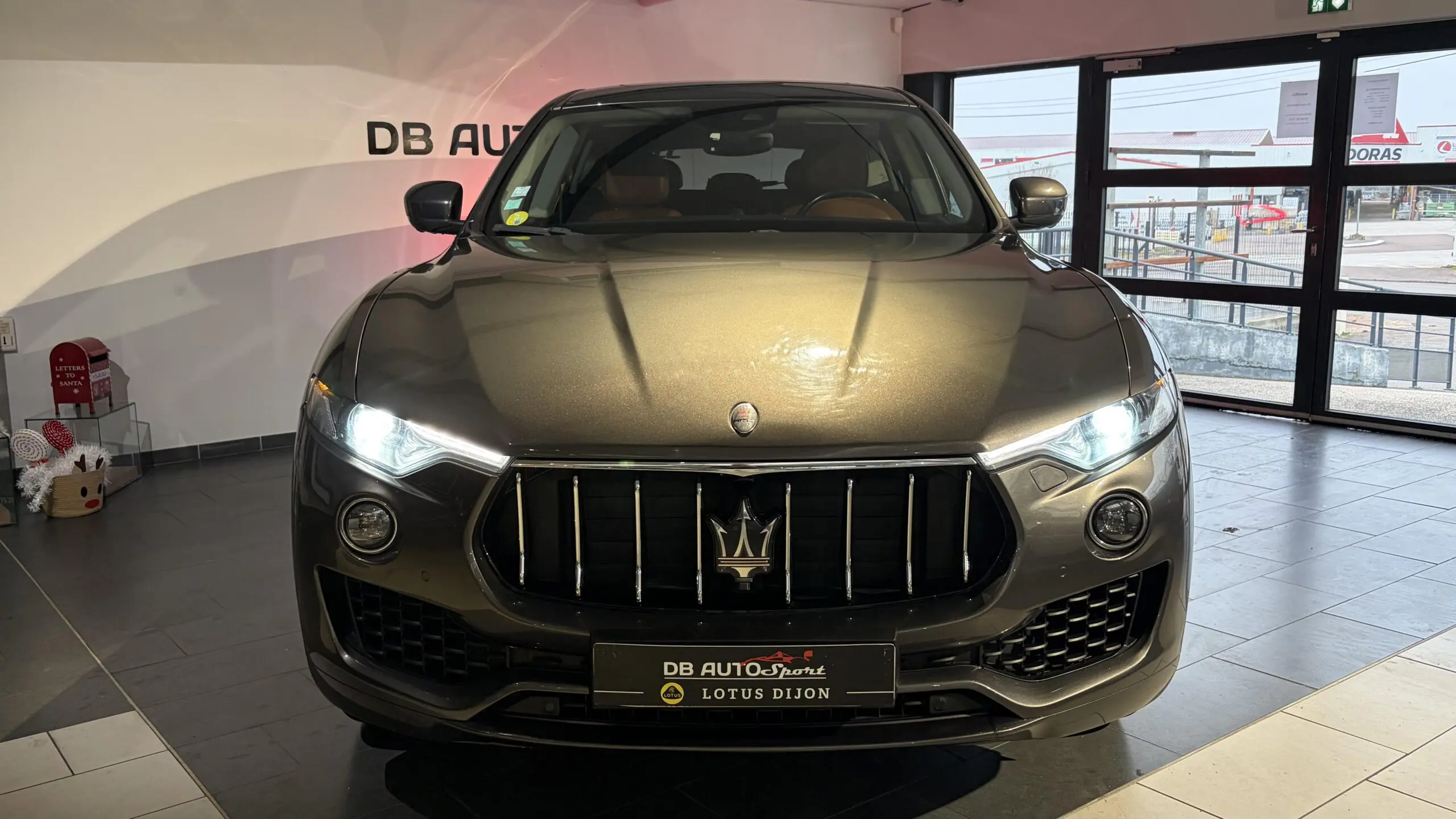 MASERATI_LEVANTE_FACE-AVANT