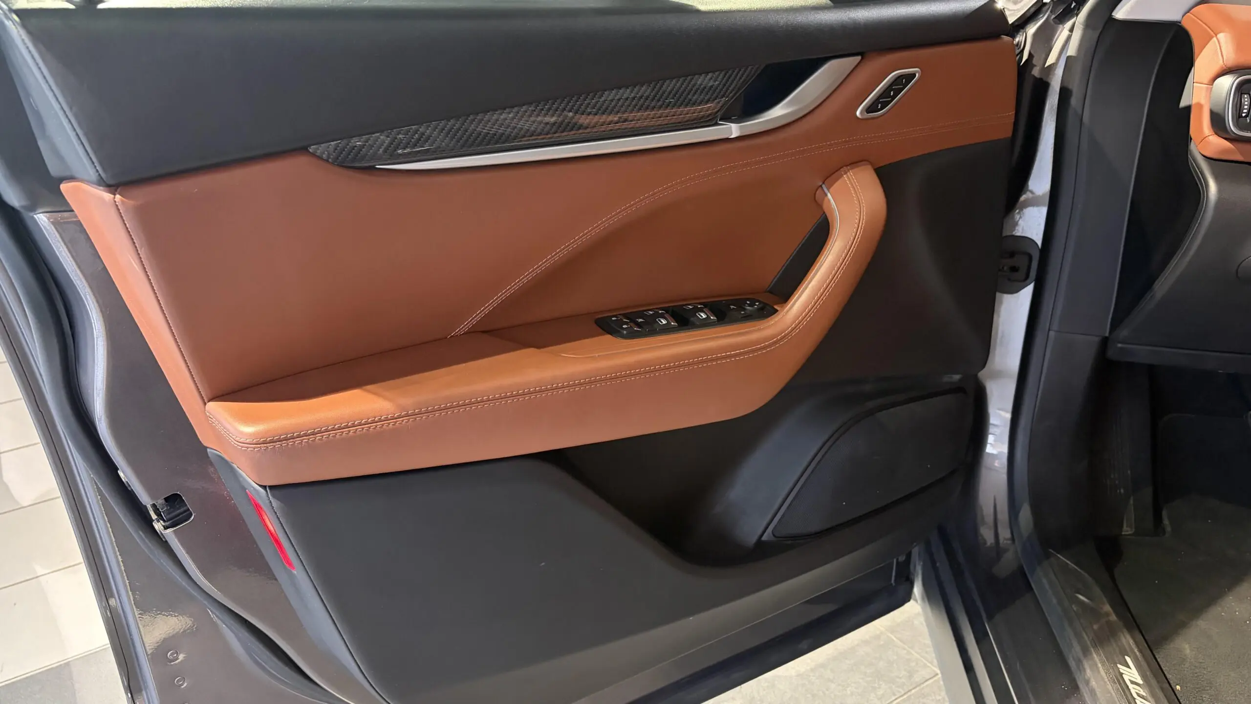 MASERATI_LEVANTE_PANNEAU-DE-PORTE-AVANT-GAUCHE