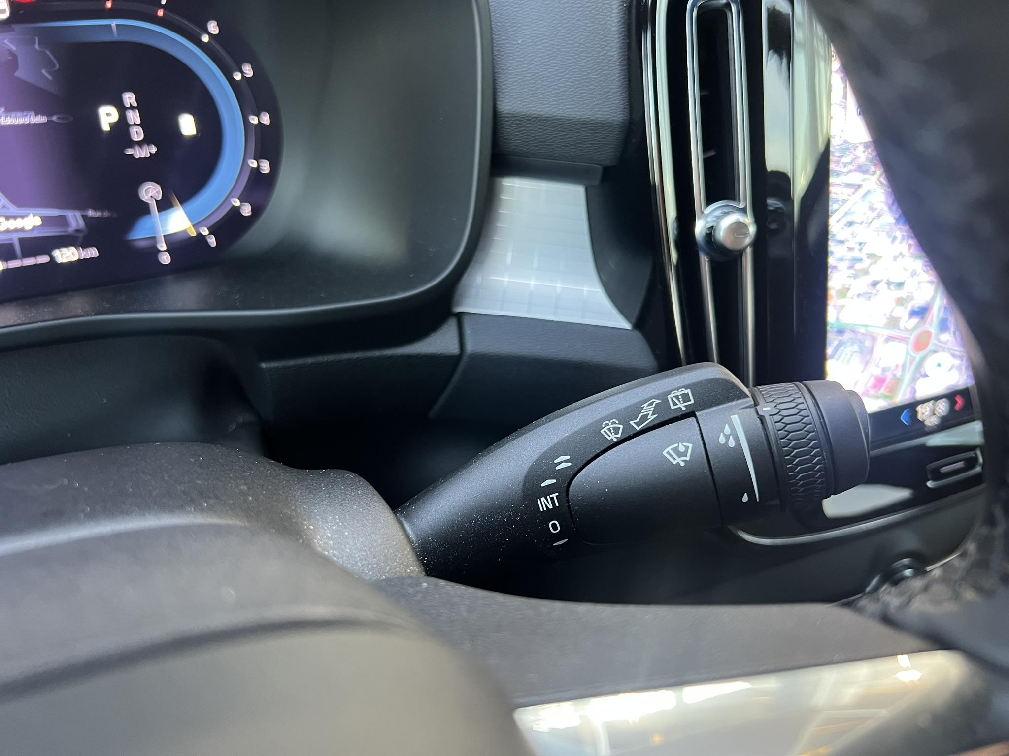 VOLVO_XC40_POSTE-DE-PILOTAGE