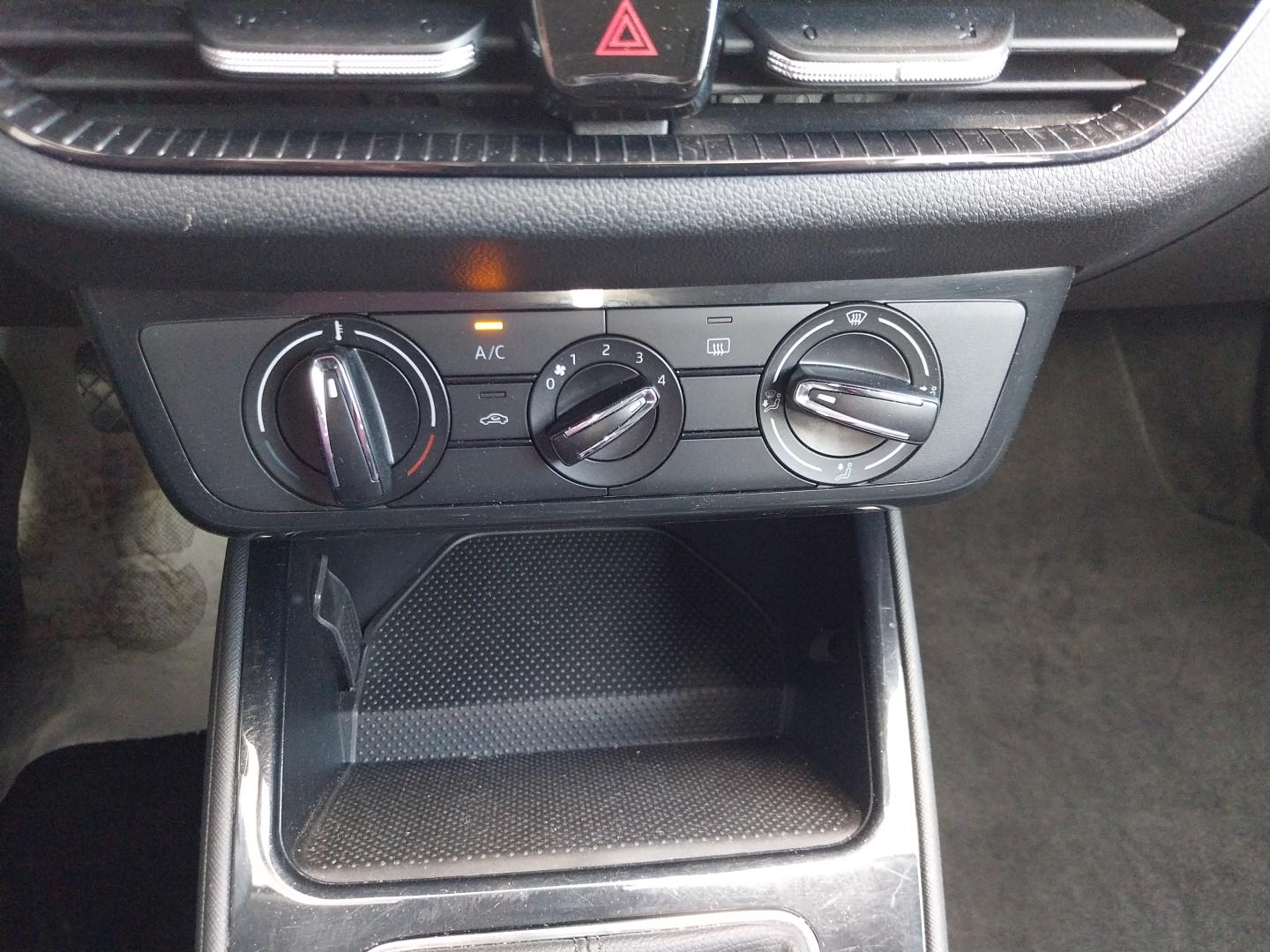 SKODA_FABIA_CONSOLE-CENTRALE-CAMERA-DE-RECUL