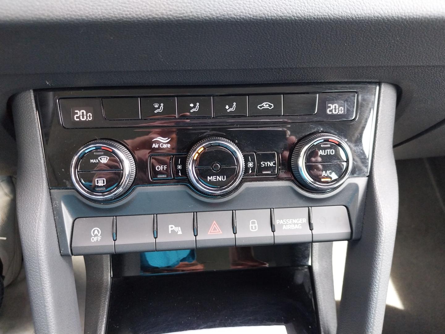 SKODA_KAROQ_CONSOLE-CENTRALE-CAMERA-DE-RECUL