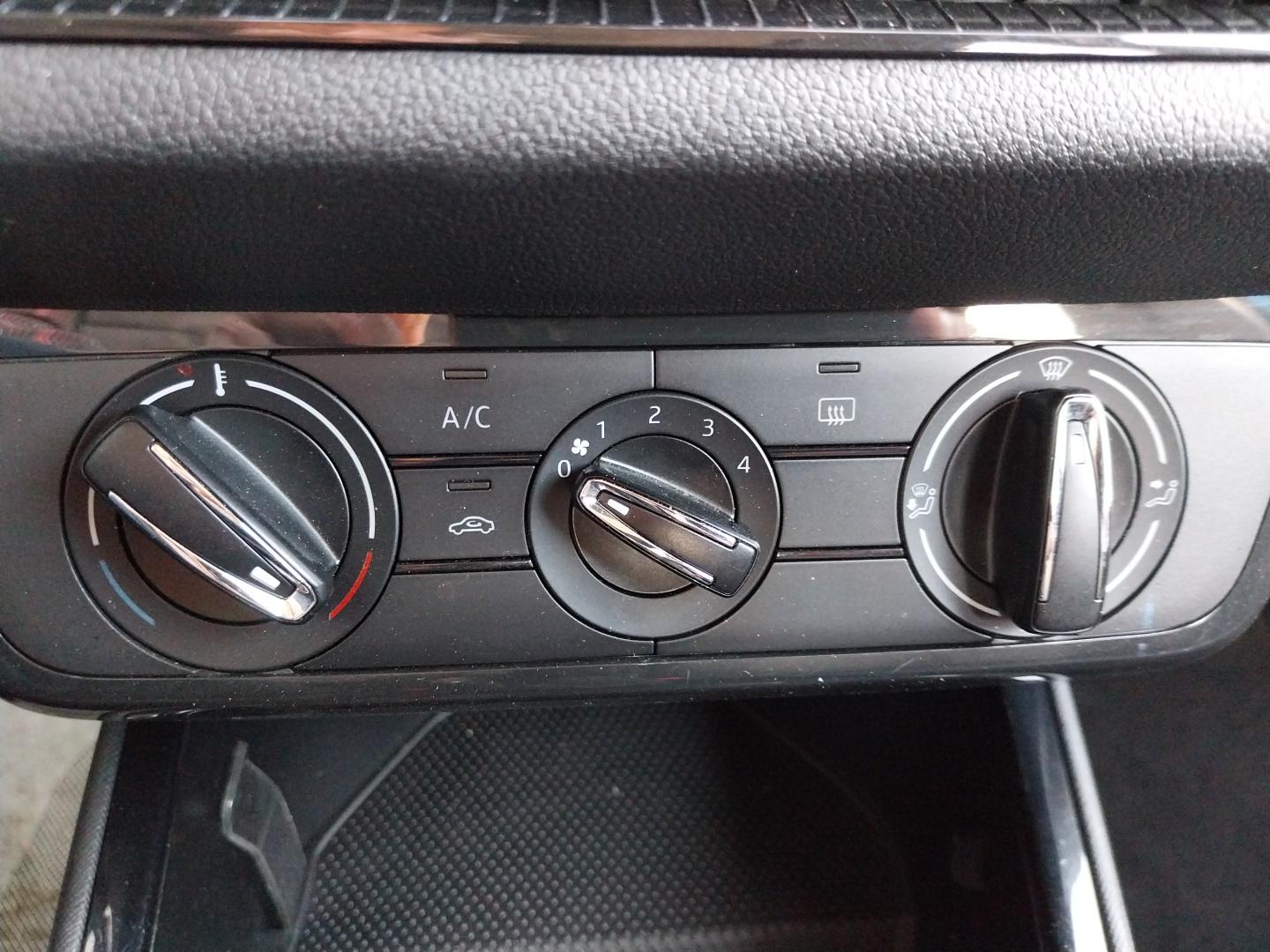 SKODA_FABIA_CONSOLE-CENTRALE-CAMERA-DE-RECUL