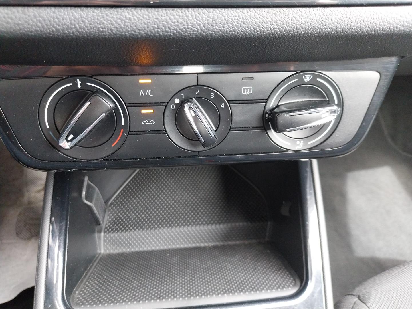 SKODA_FABIA_CONSOLE-CENTRALE-CAMERA-DE-RECUL