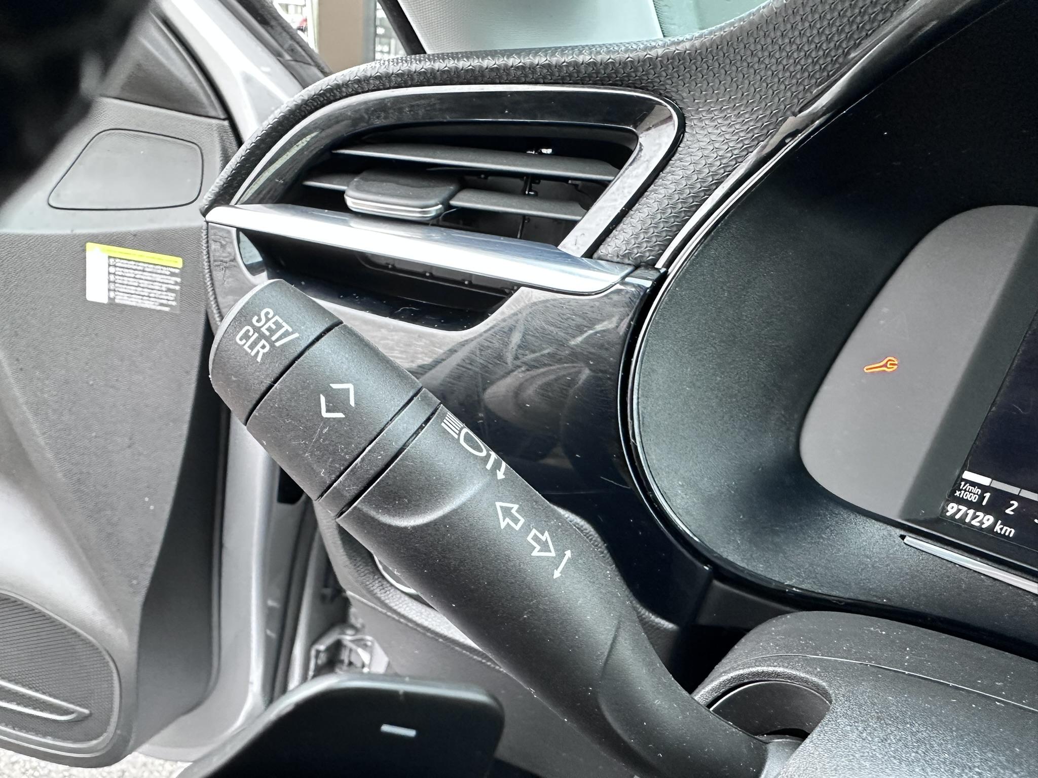 OPEL_CORSA_SIEGE-CONDUCTEUR