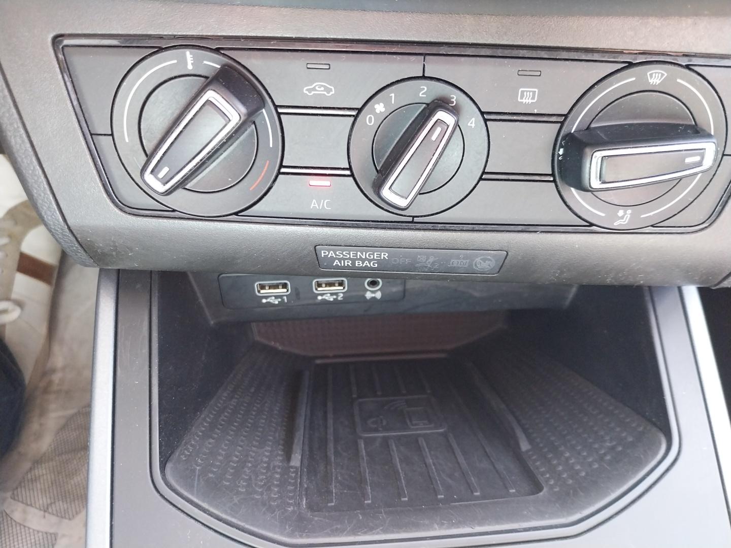 SEAT_ARONA_CONSOLE-CENTRALE-GPS