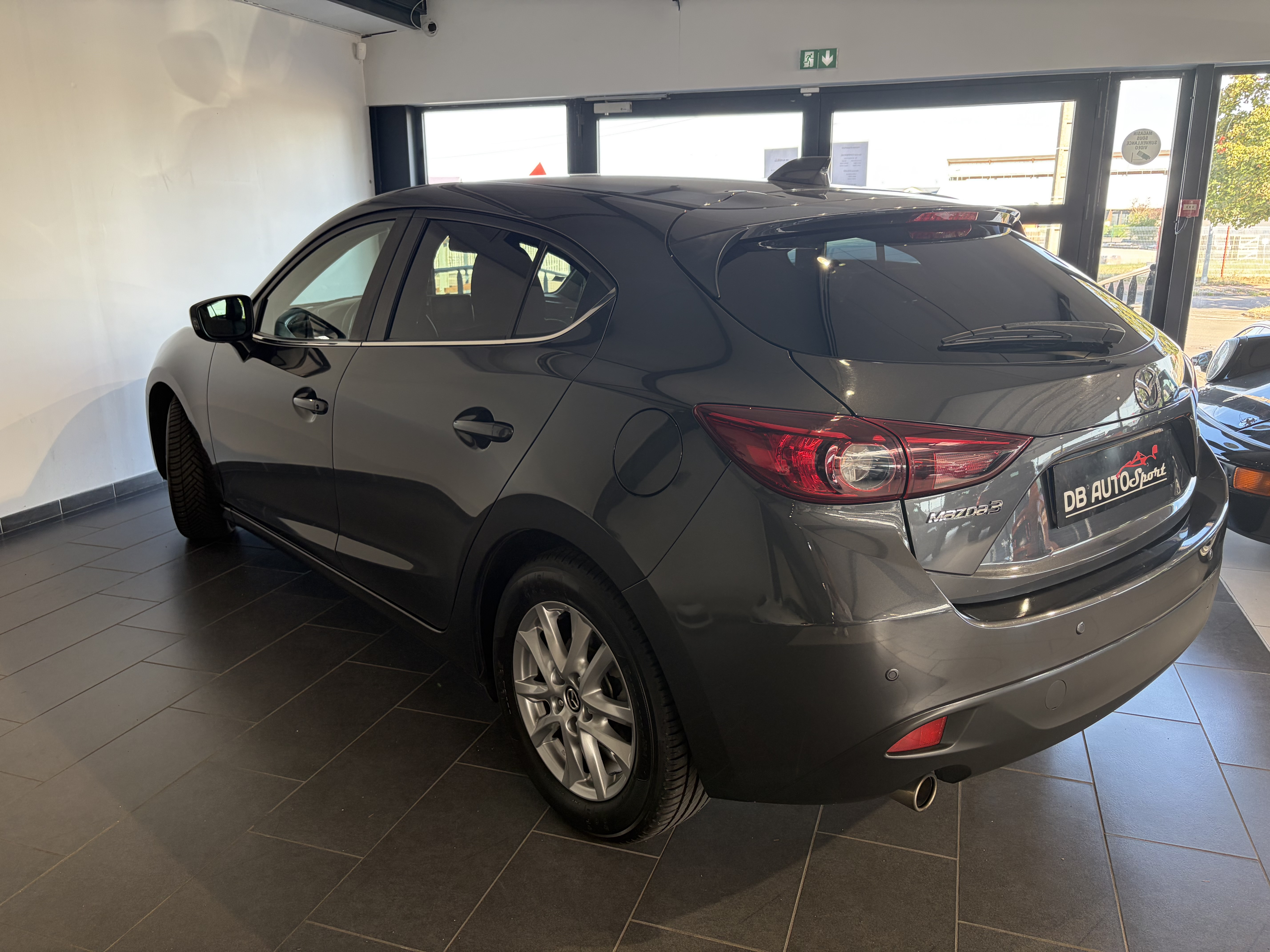 MAZDA_MAZDA3_34-ARRIERE-GAUCHE