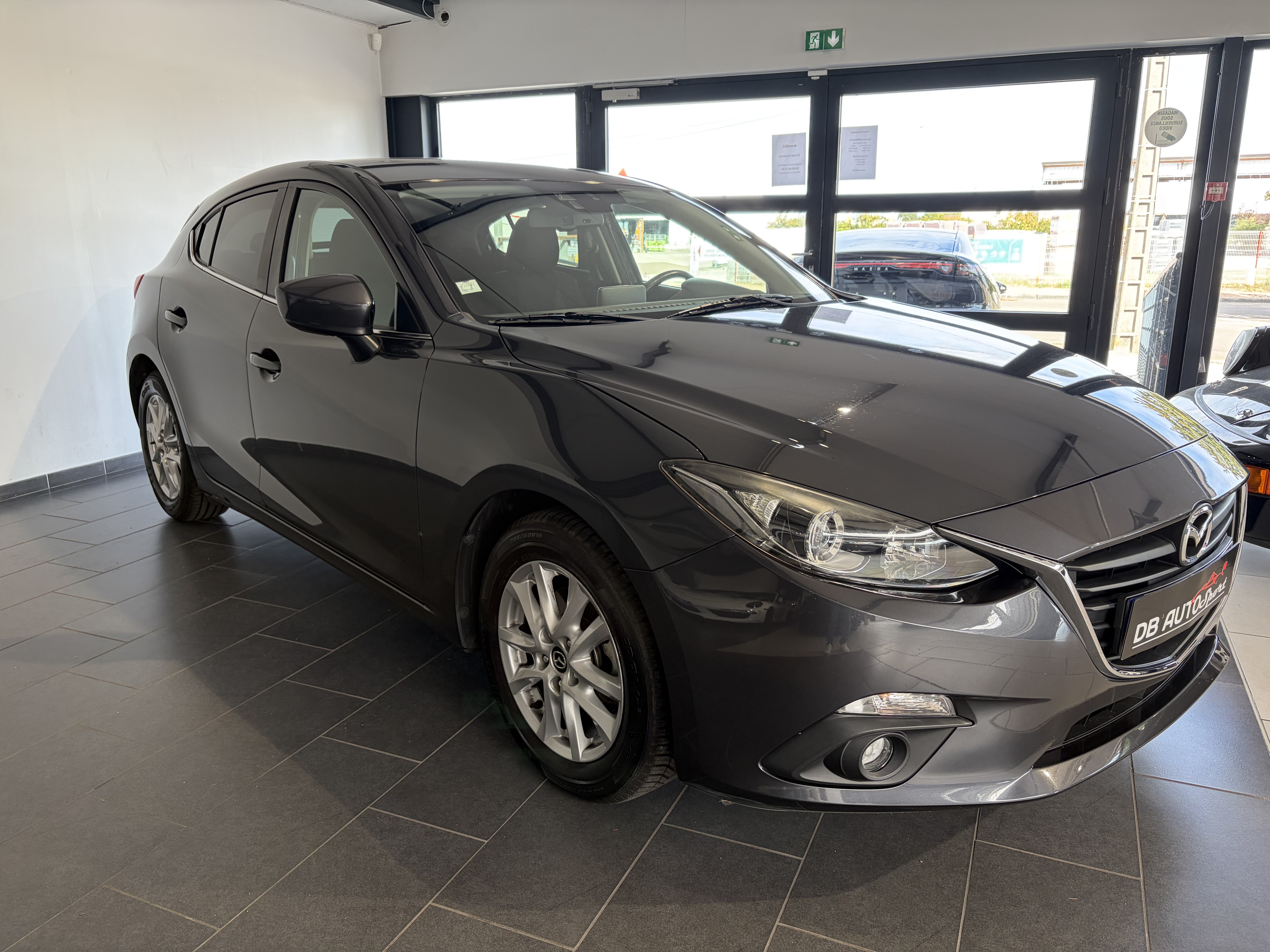 MAZDA_MAZDA3_34-AVANT-DROIT