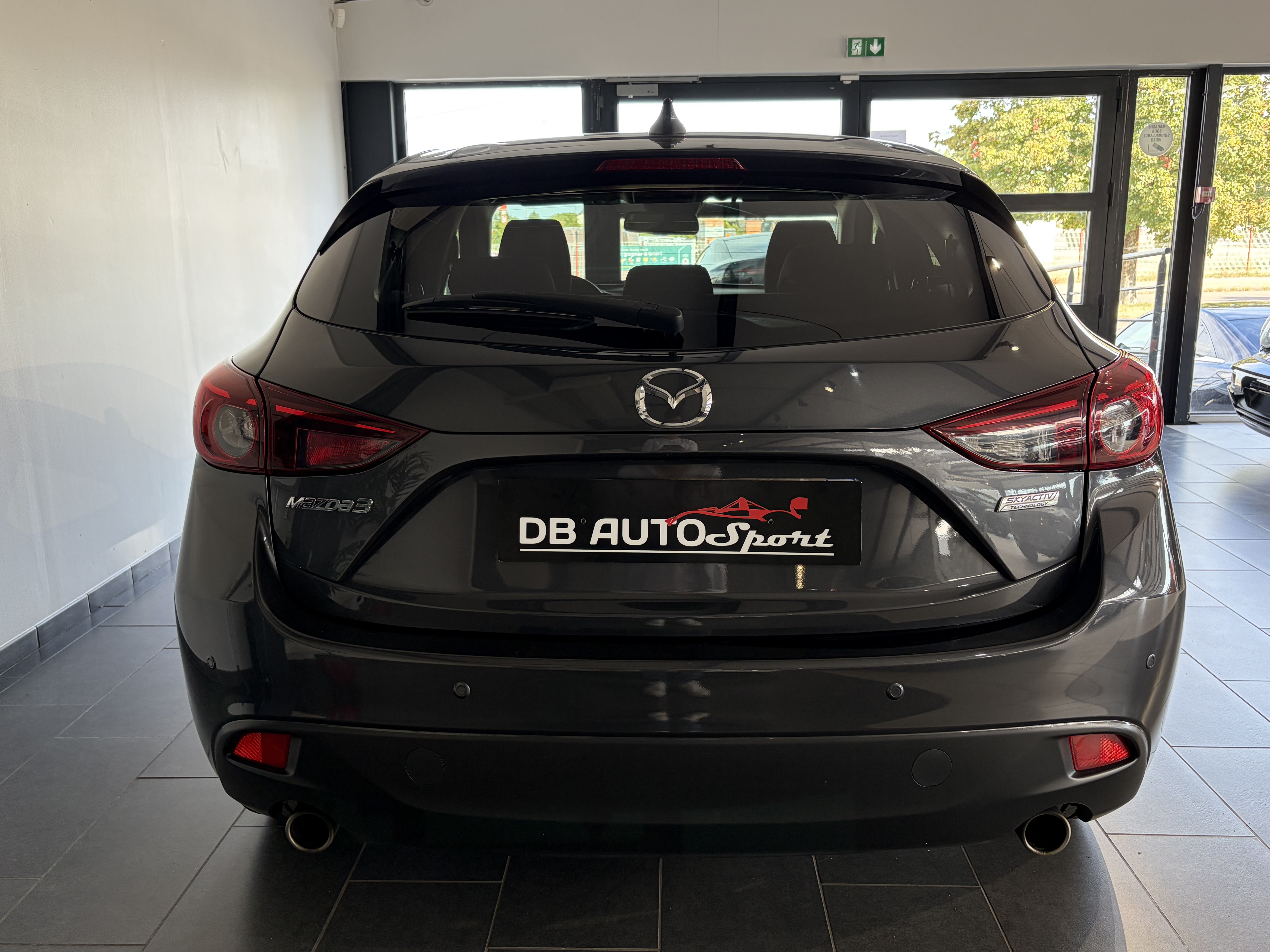 MAZDA_MAZDA3_FACE-ARRIERE