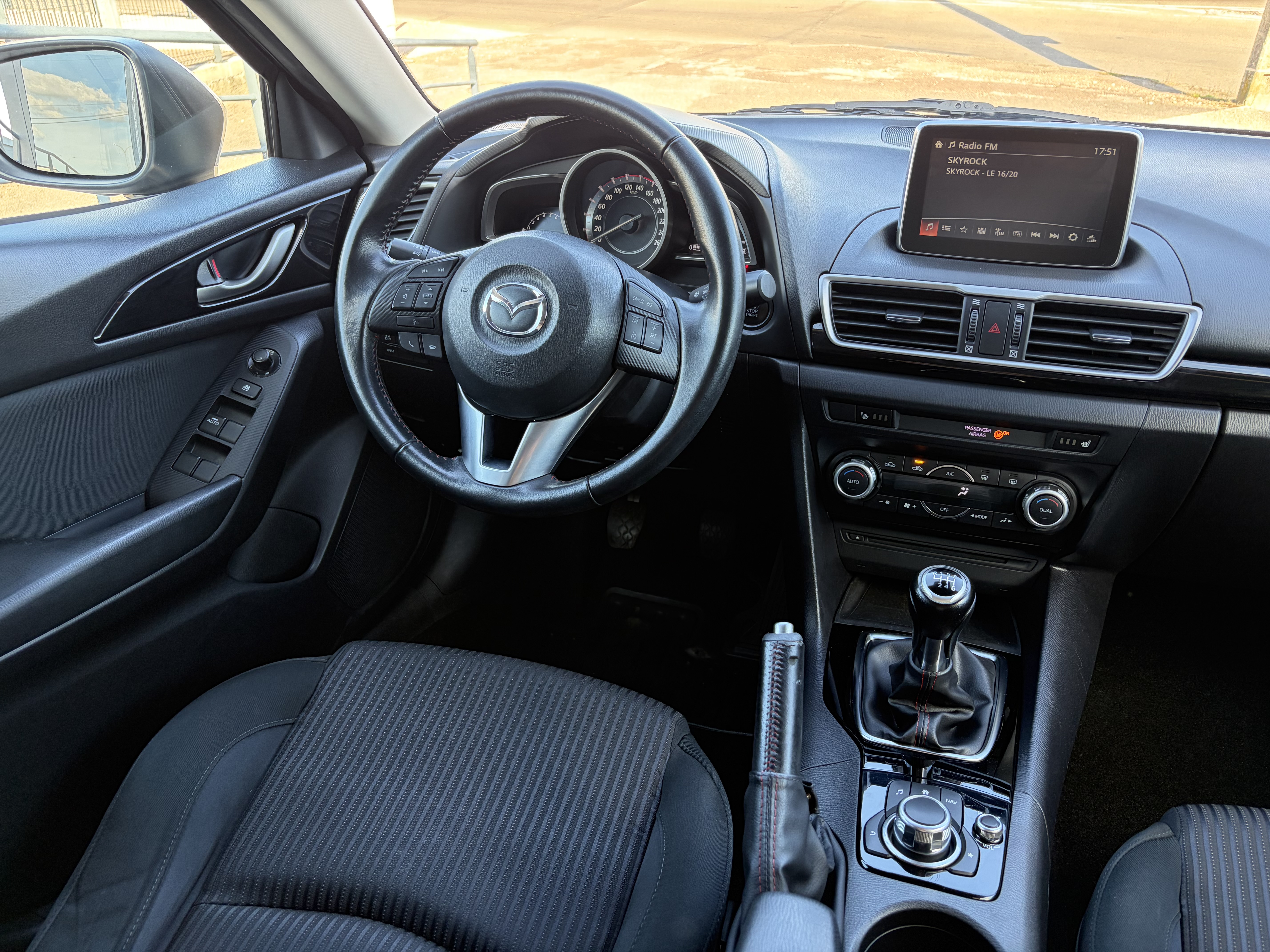 MAZDA_MAZDA3_INTERIEUR-CONDUCTEUR