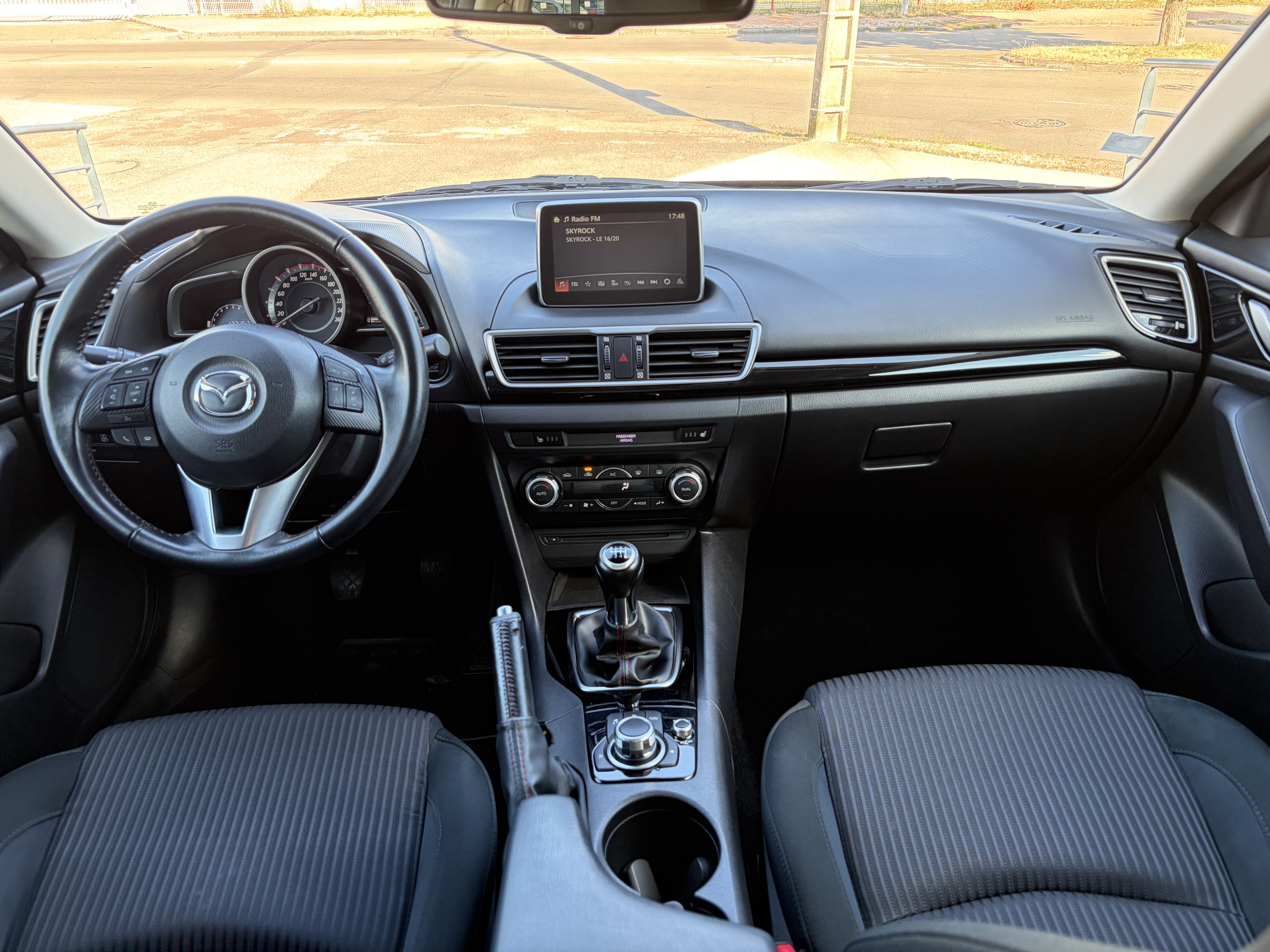 MAZDA_MAZDA3_PLANCHE-DE-BORD