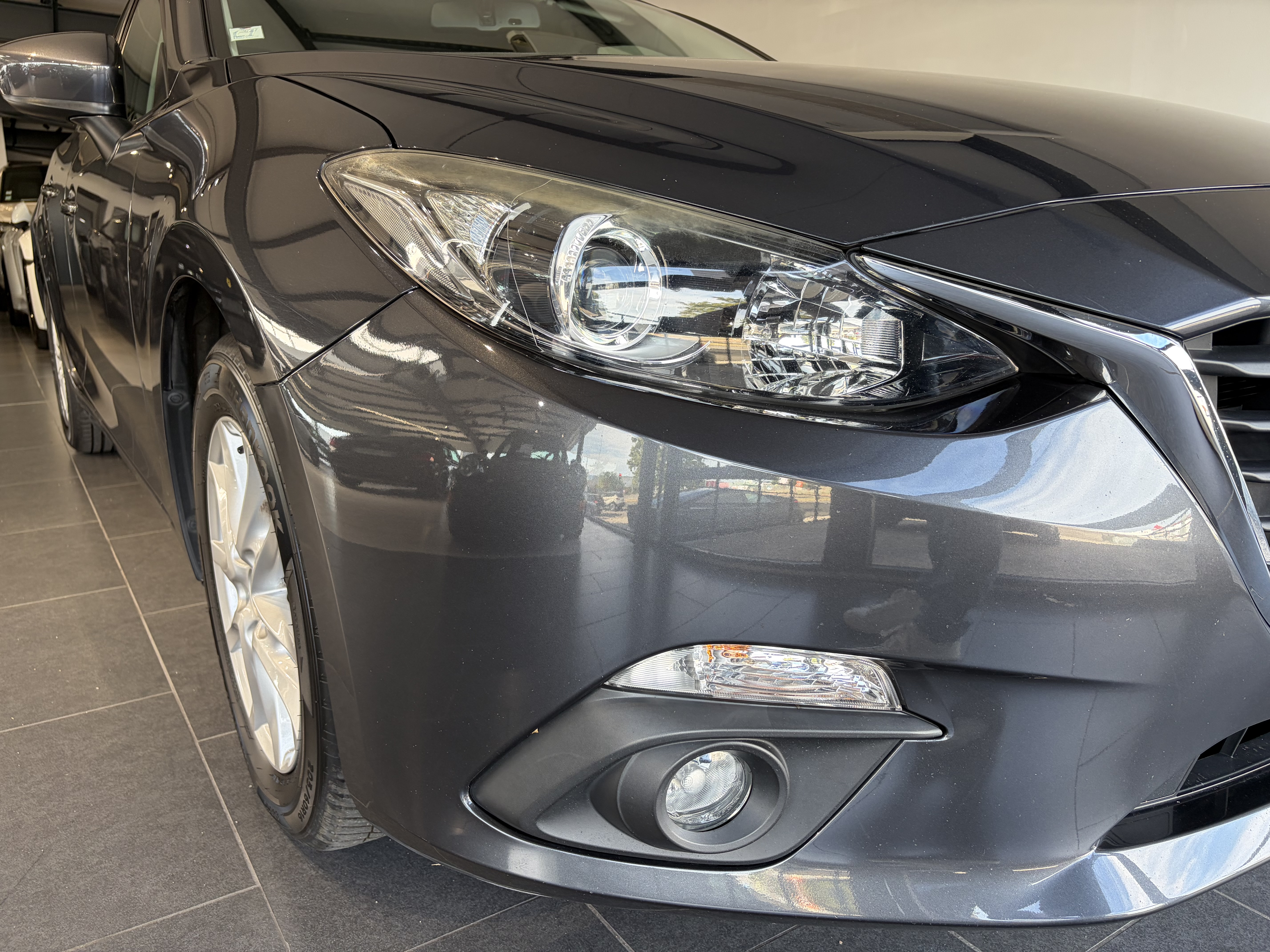 MAZDA_MAZDA3_PNEU-AVANT-GAUCHE