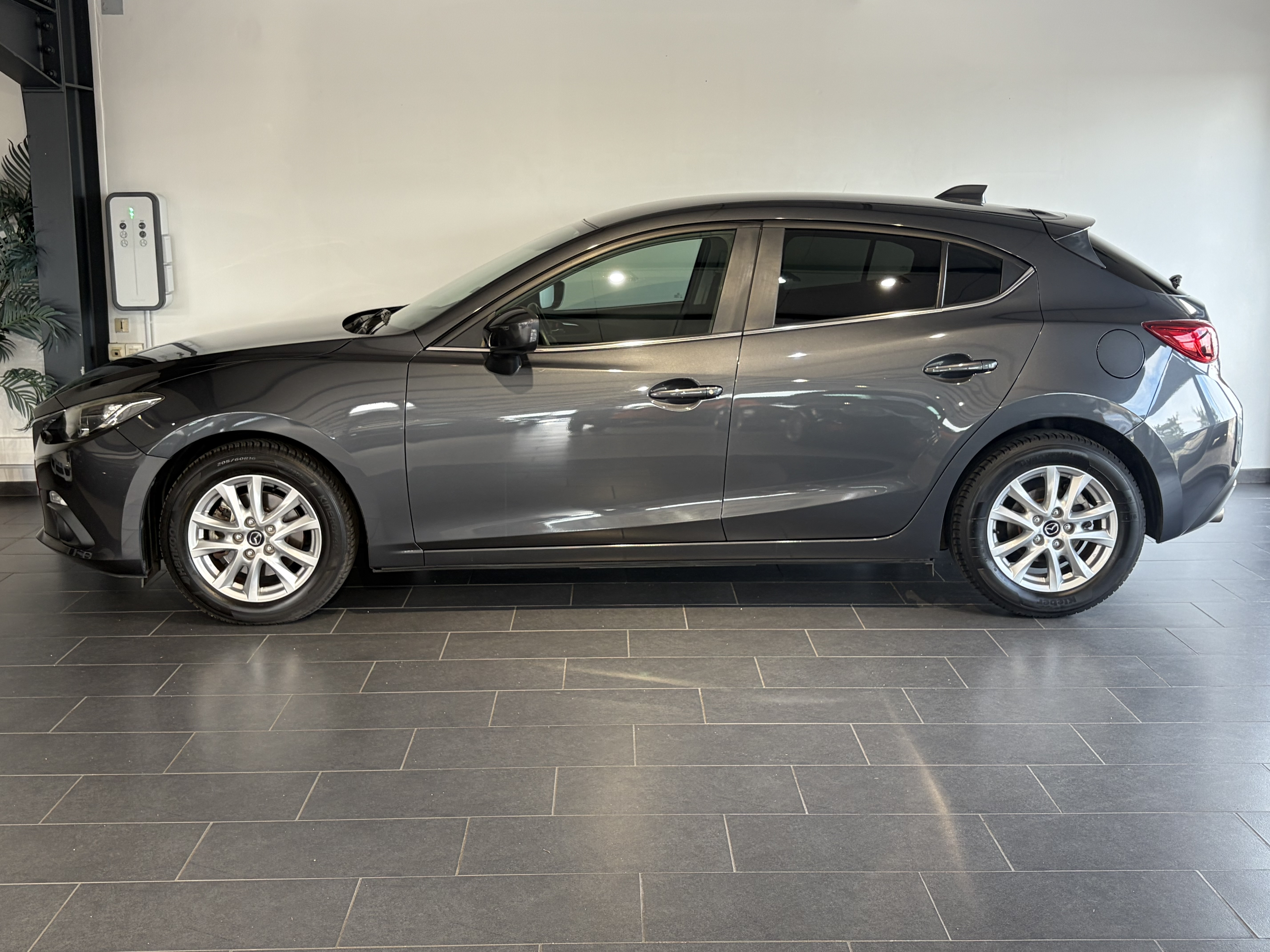 MAZDA_MAZDA3_PROFIL-GAUCHE