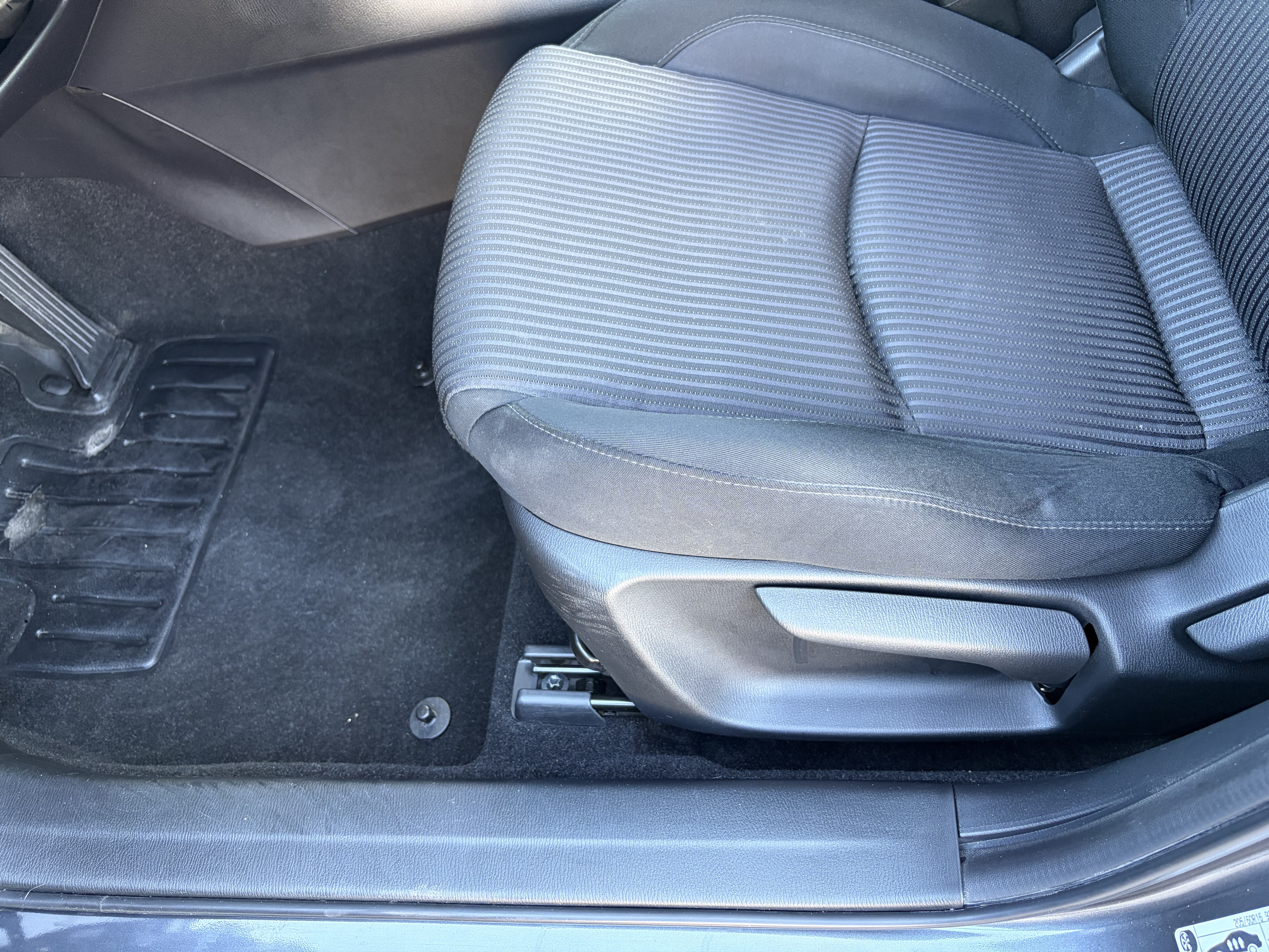 MAZDA_MAZDA3_SIEGE-ARRIERE-DROIT