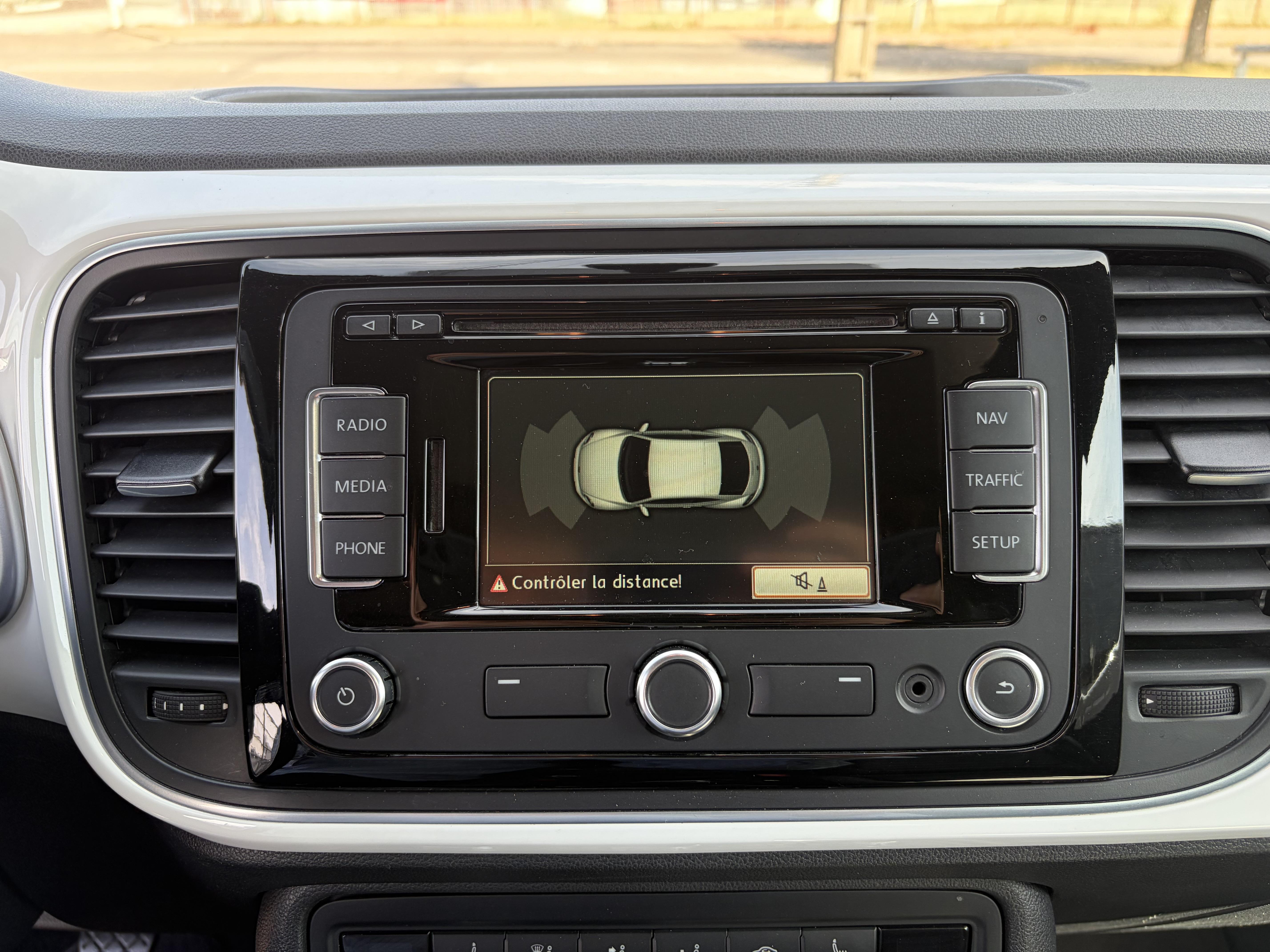 VOLKSWAGEN_COCCINELLE_CONSOLE-CENTRALE-CAMERA-DE-RECUL