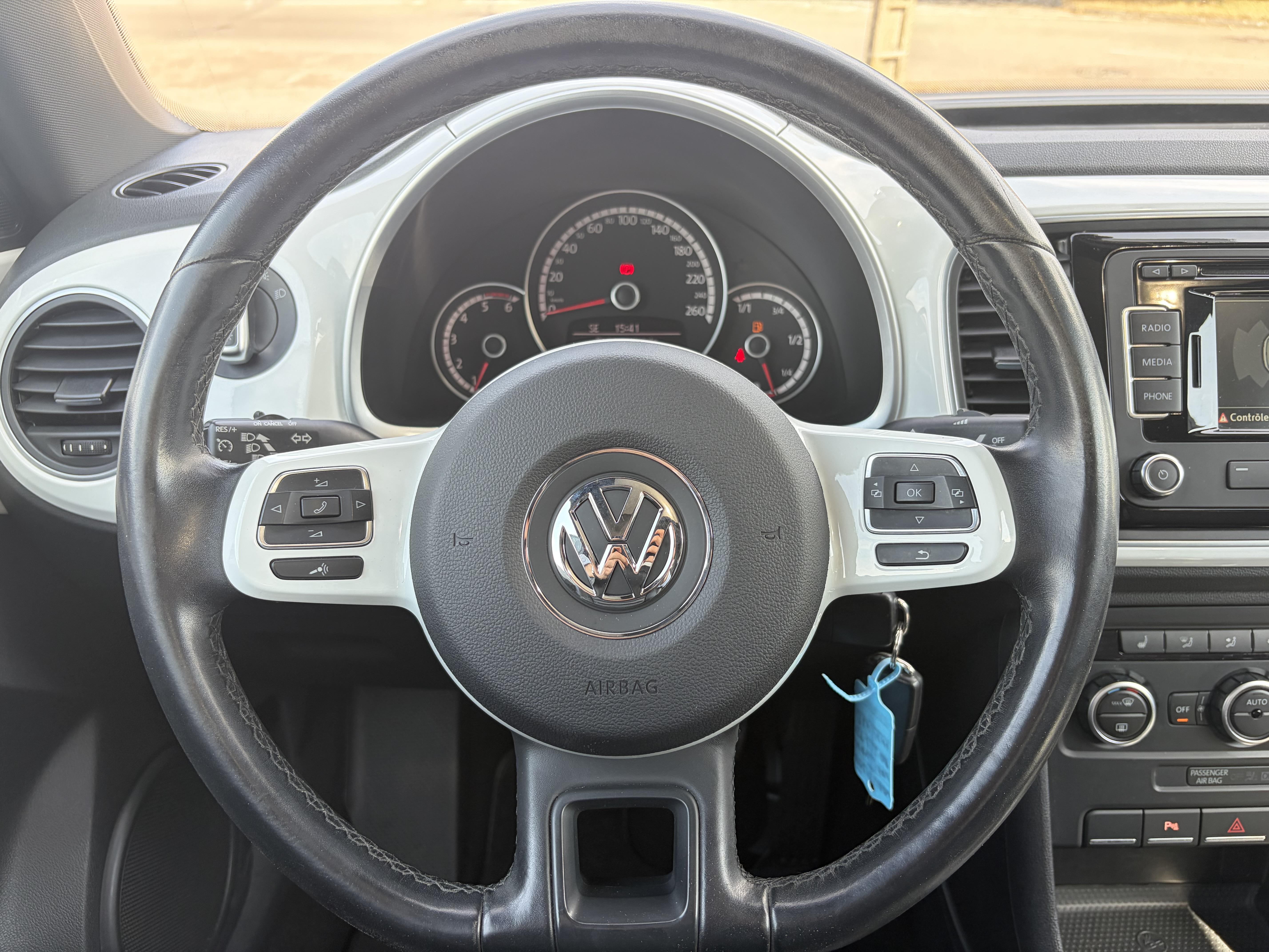 VOLKSWAGEN_COCCINELLE_POSTE-DE-PILOTAGE