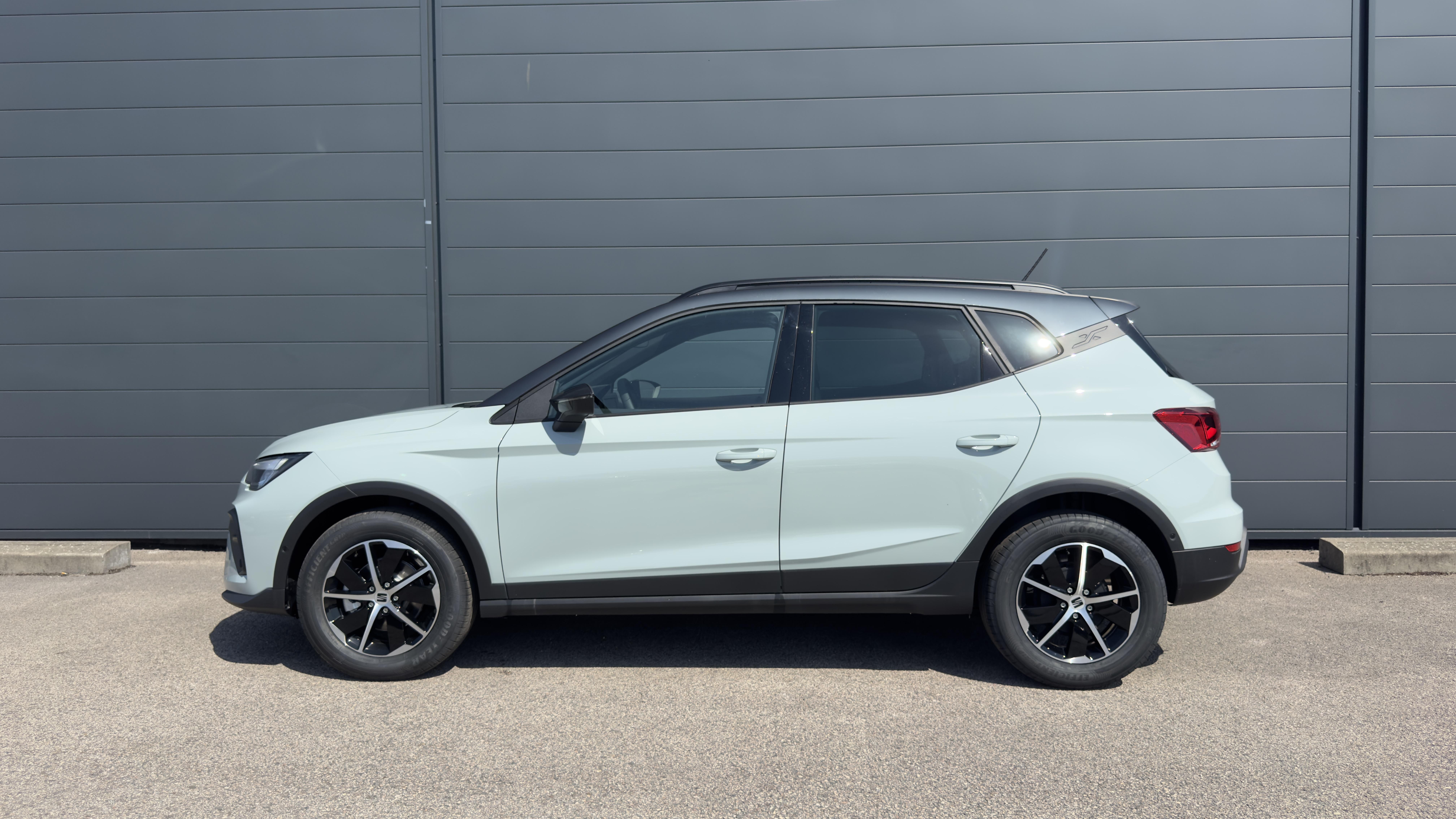 SEAT_ARONA_PROFIL-GAUCHE