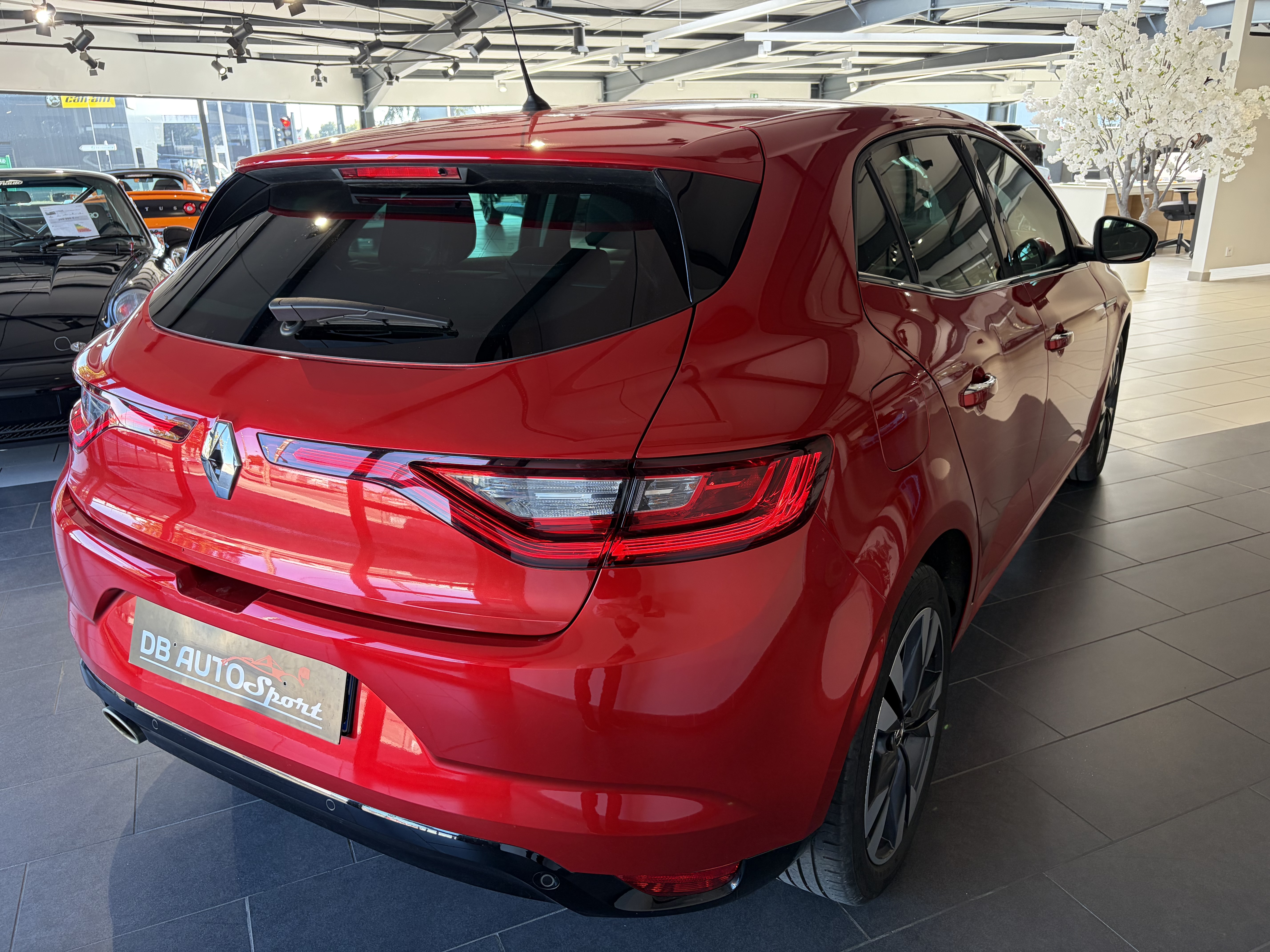 RENAULT_MEGANE-IV-BERLINE_34-ARRIERE-DROIT