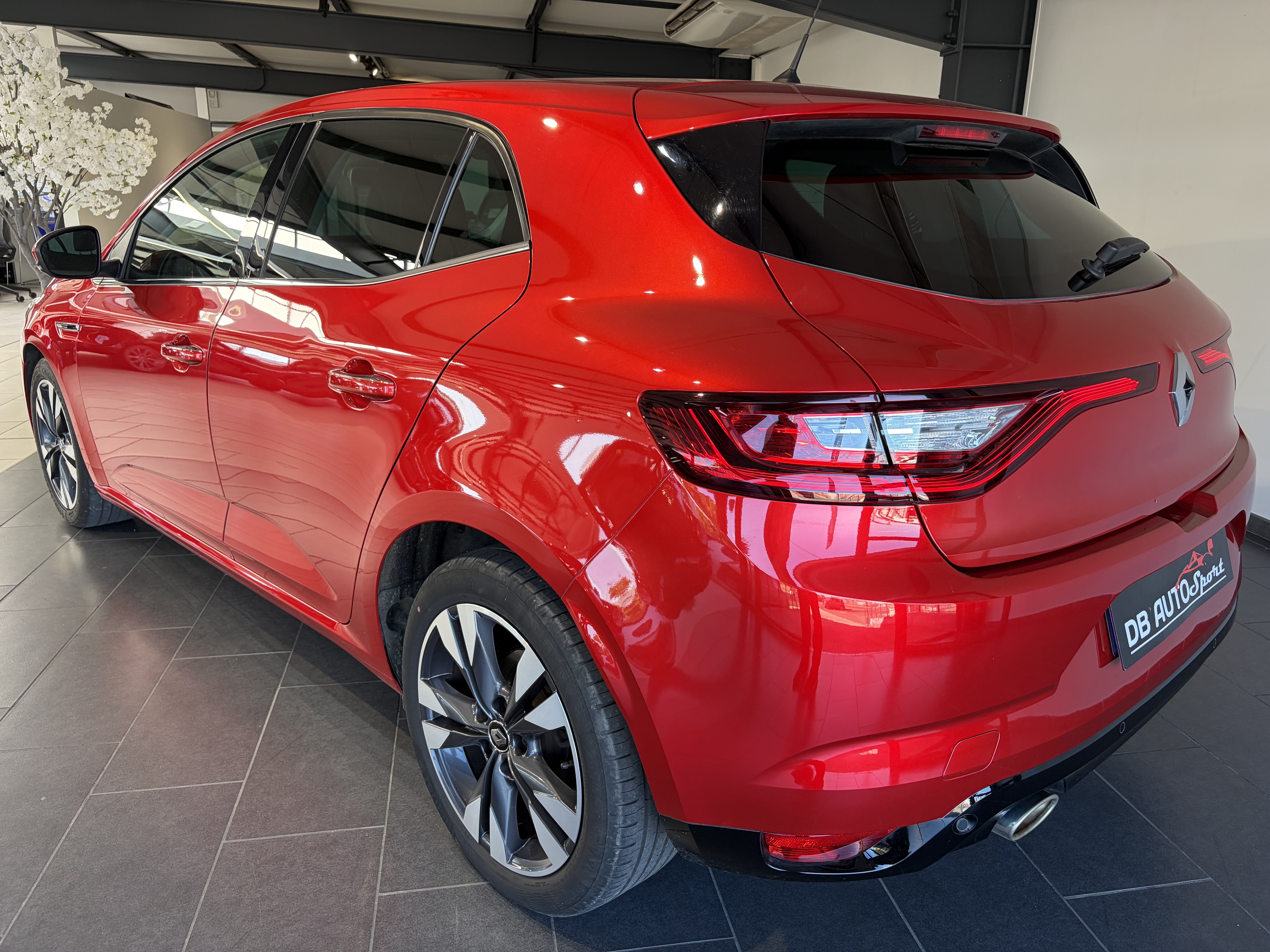 RENAULT_MEGANE-IV-BERLINE_34-ARRIERE-GAUCHE